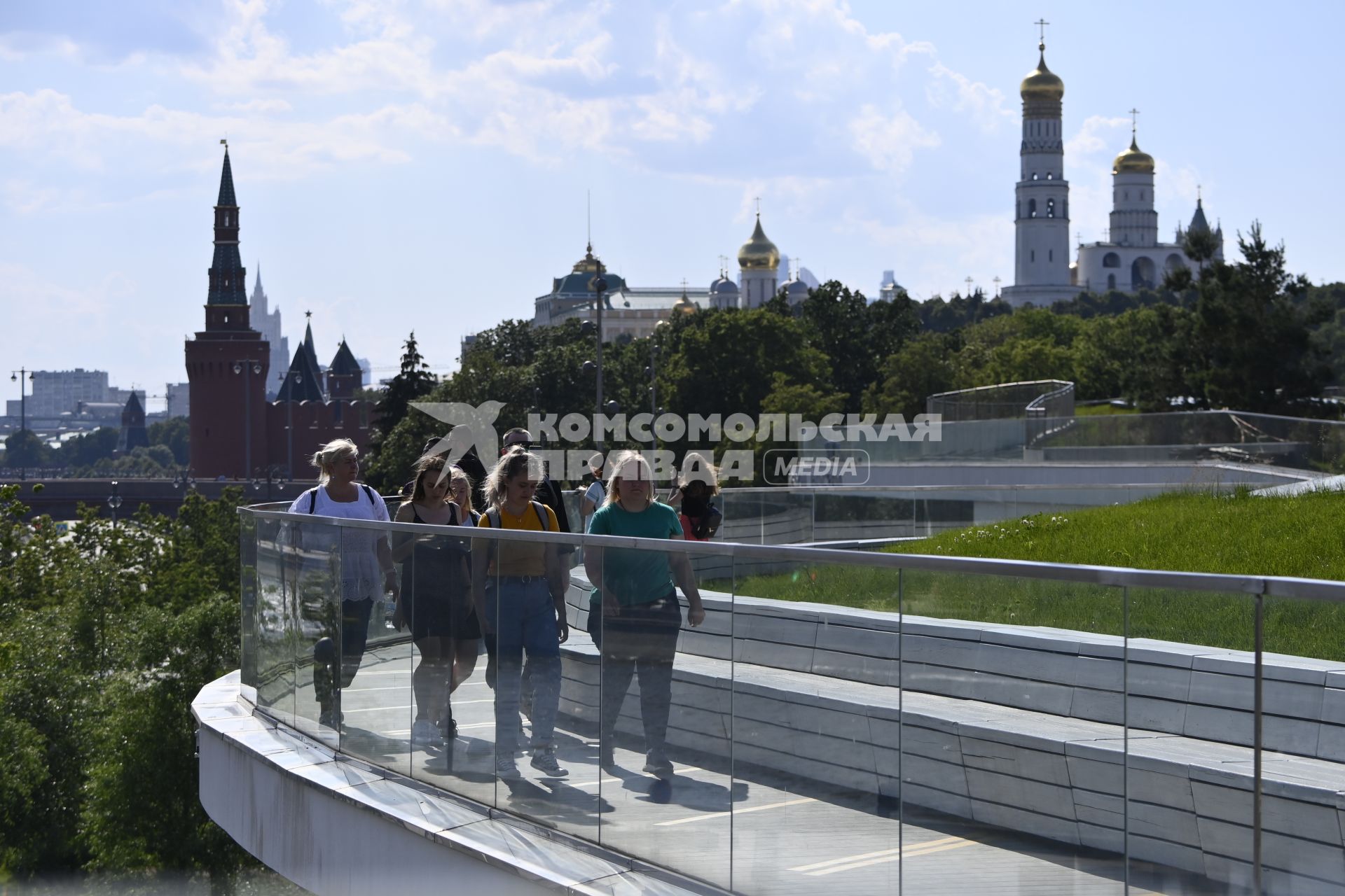 Москва. Отдыхающие в парке Зарядье.