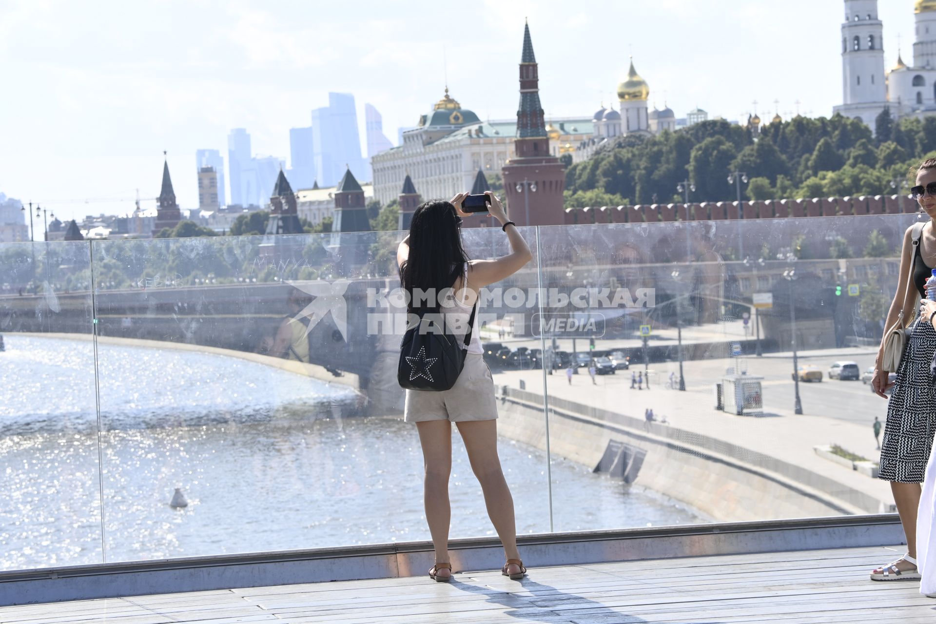 Москва. Девушка фотографирует в парке Зарядье.