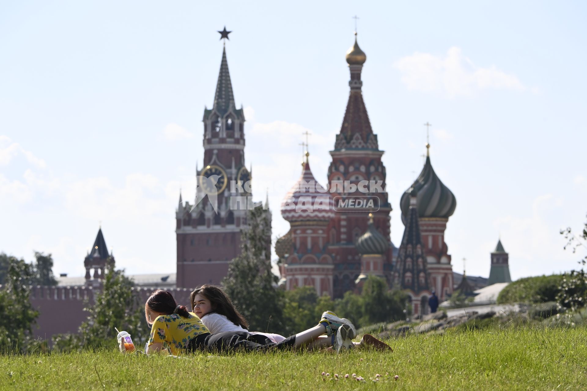 Москва. Отдыхающие в парке Зарядье.