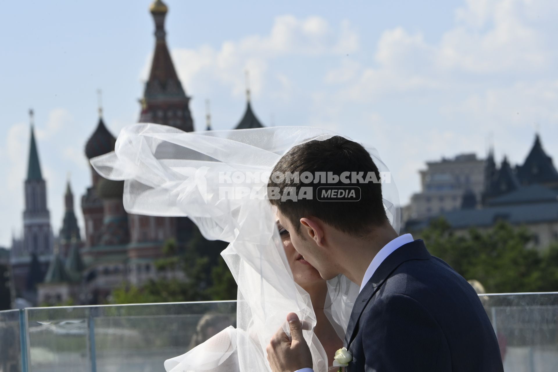 Москва. Жених с невестой на Парящем мосту парка Зарядье.