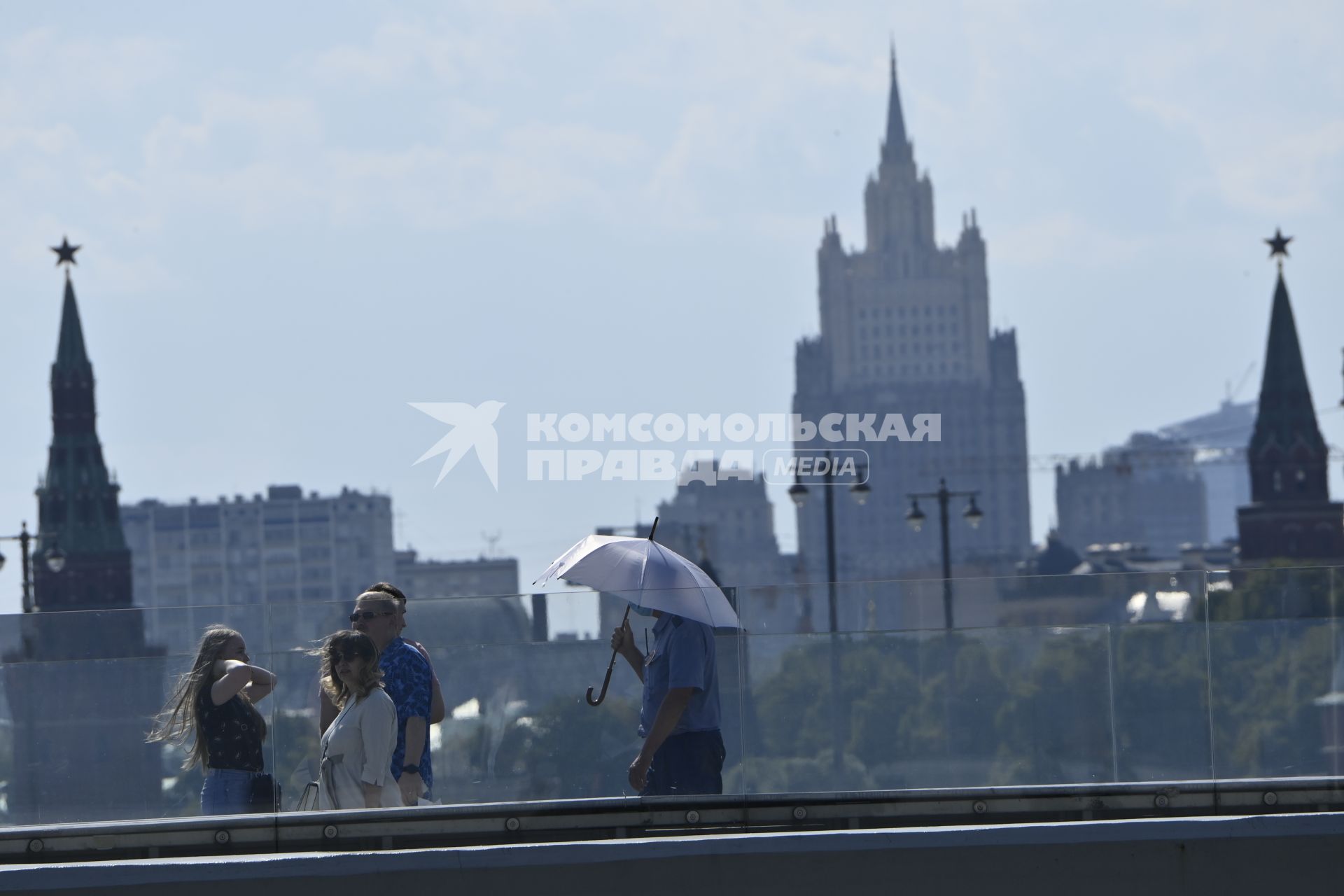 Москва. Отдыхающие в парке Зарядье на Парящем мосту.