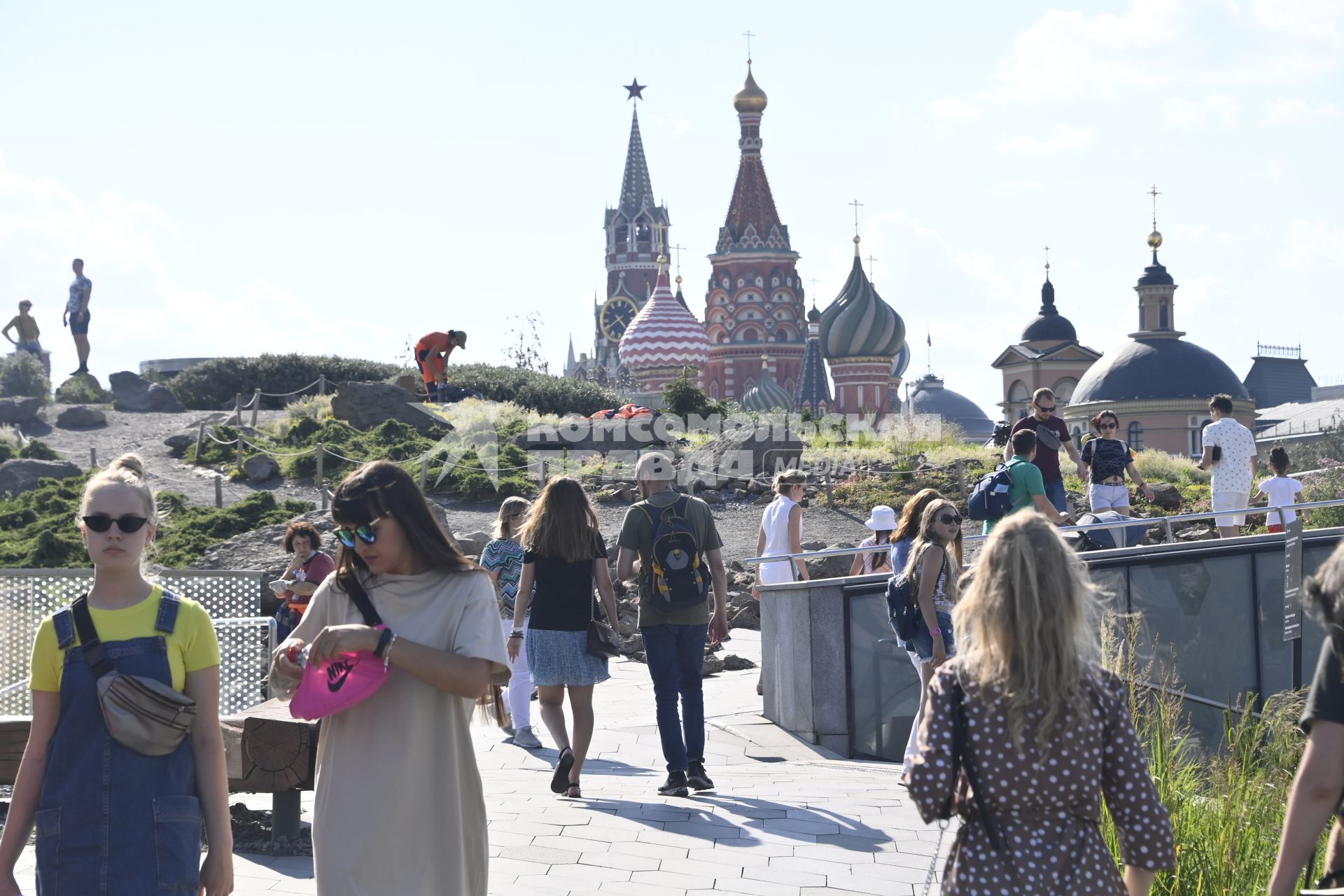 Москва. Отдыхающие в парке Зарядье.