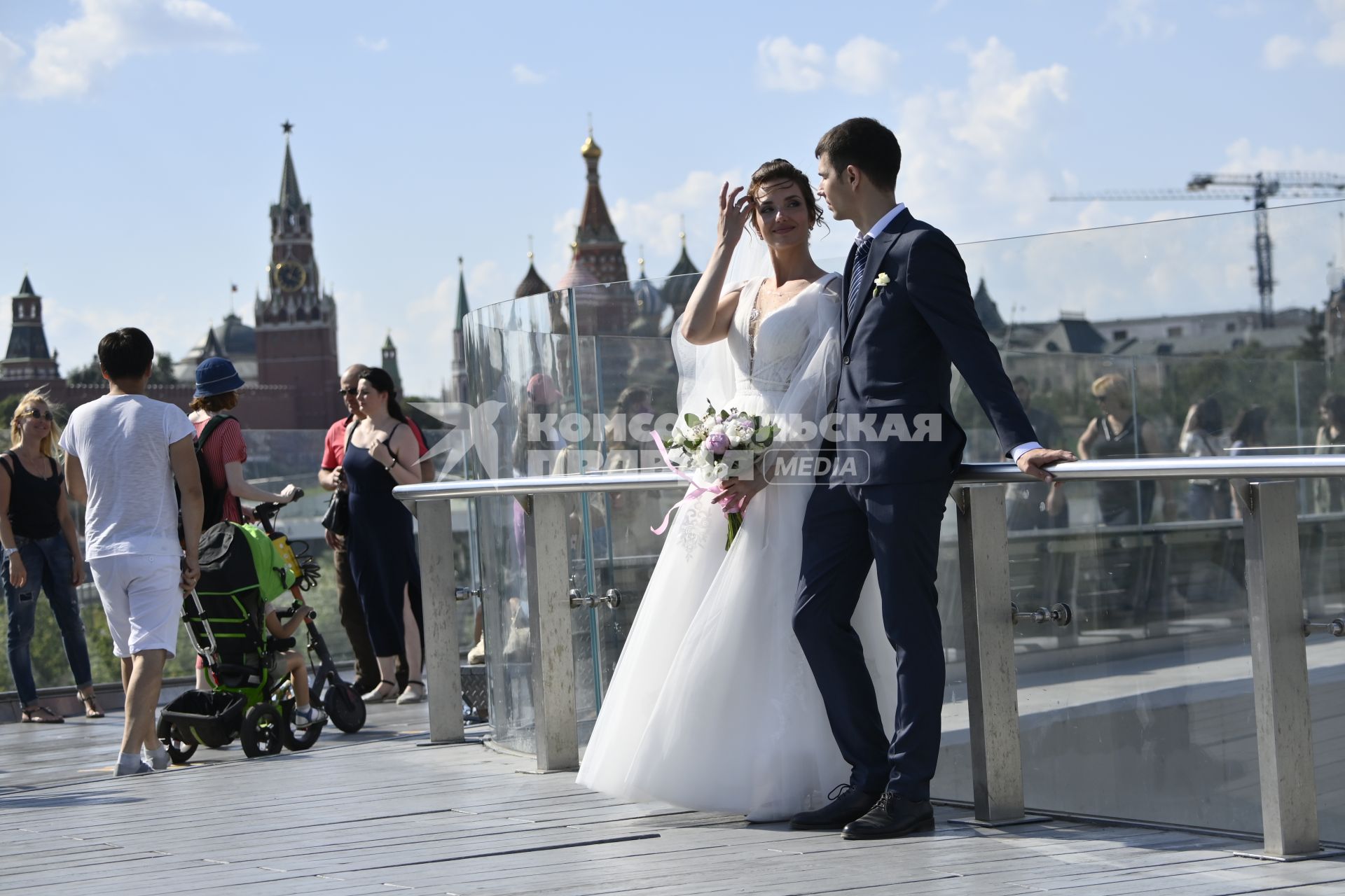 Москва. Жених с невестой на Парящем мосту парка Зарядье.