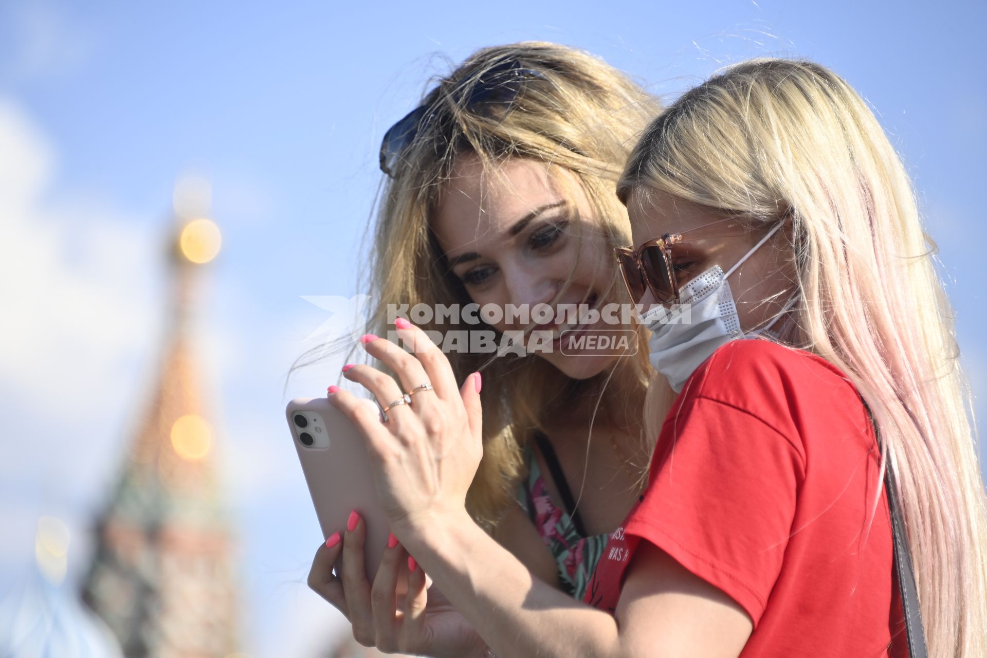 Москва.  Девушки фотографируются на Красной площади .