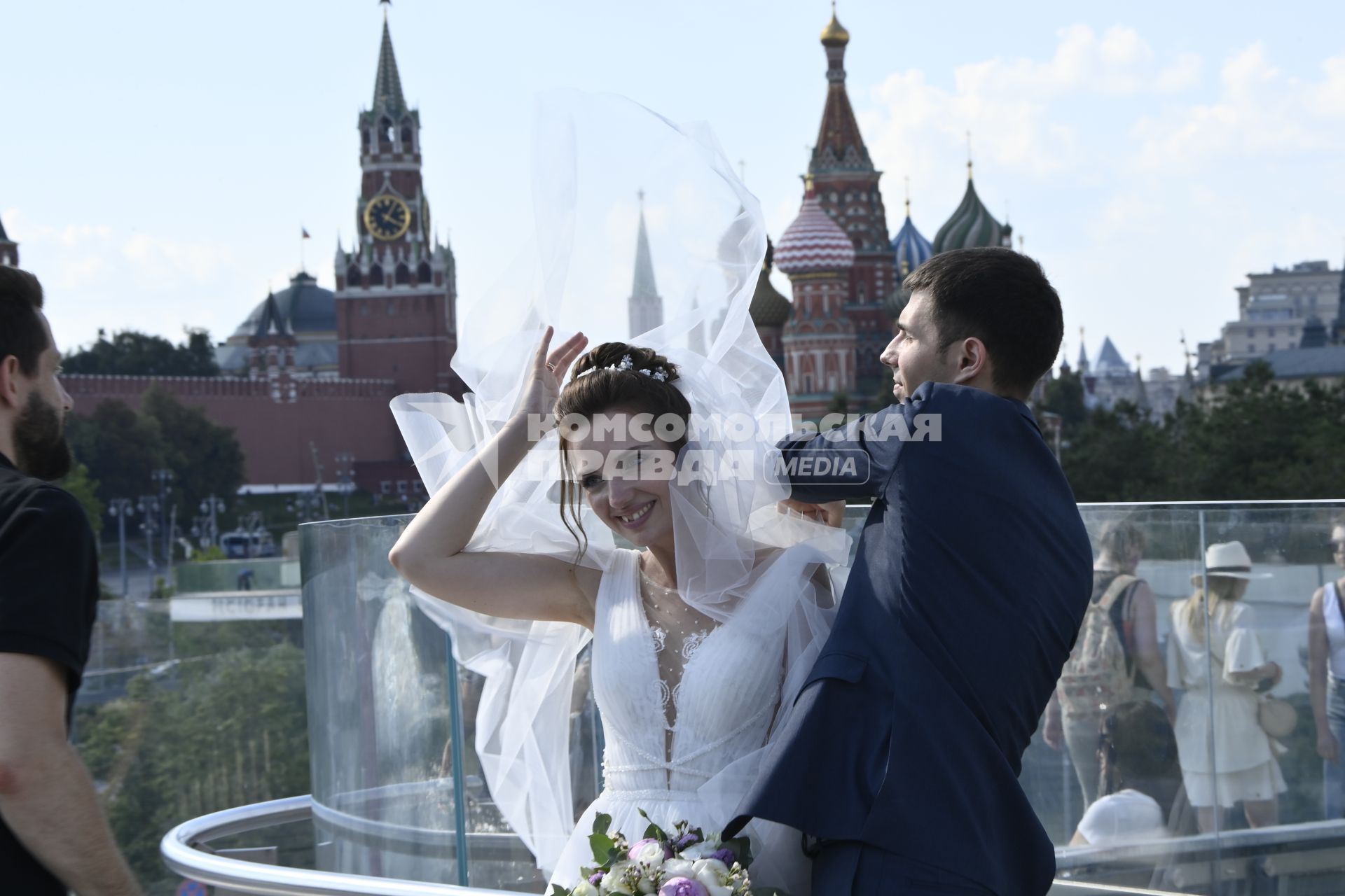 Москва. Жених с невестой на Парящем мосту парка Зарядье.