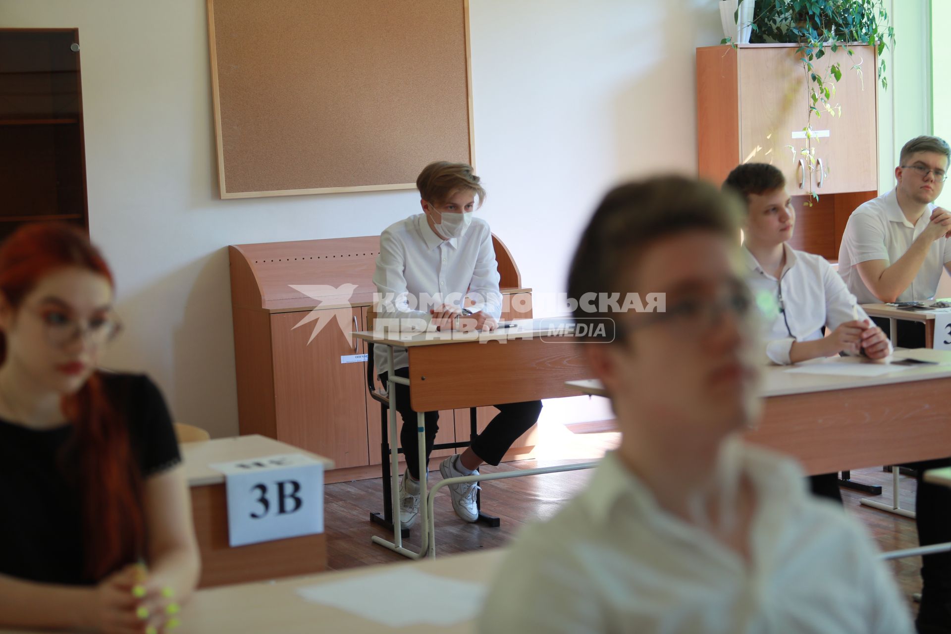Красноярск. Ученики перед началом единого государственного экзамена (ЕГЭ) в  школе.