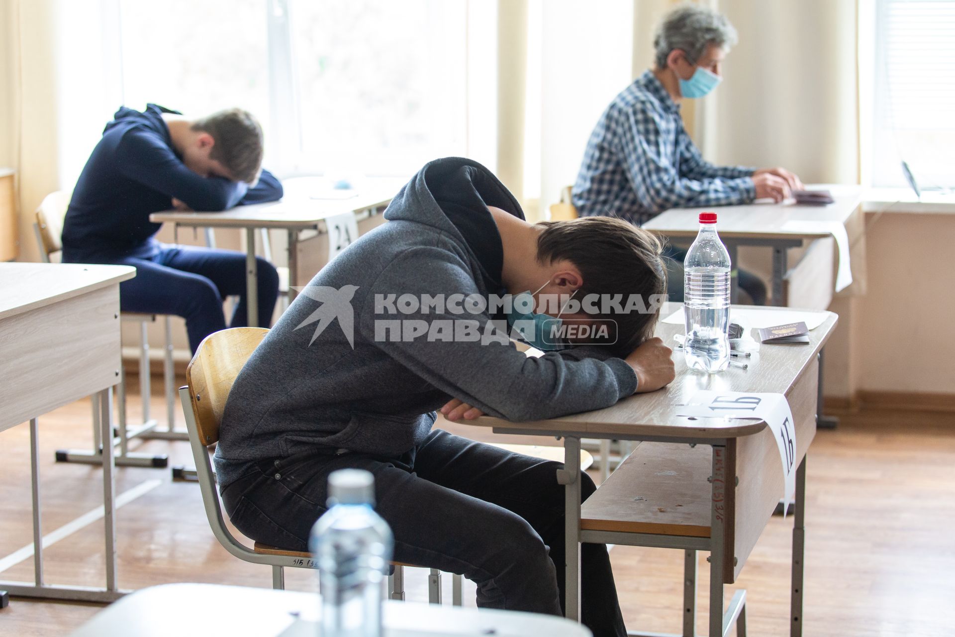 Челябинск. Ученики перед началом единого государственного экзамена (ЕГЭ) в  школе.