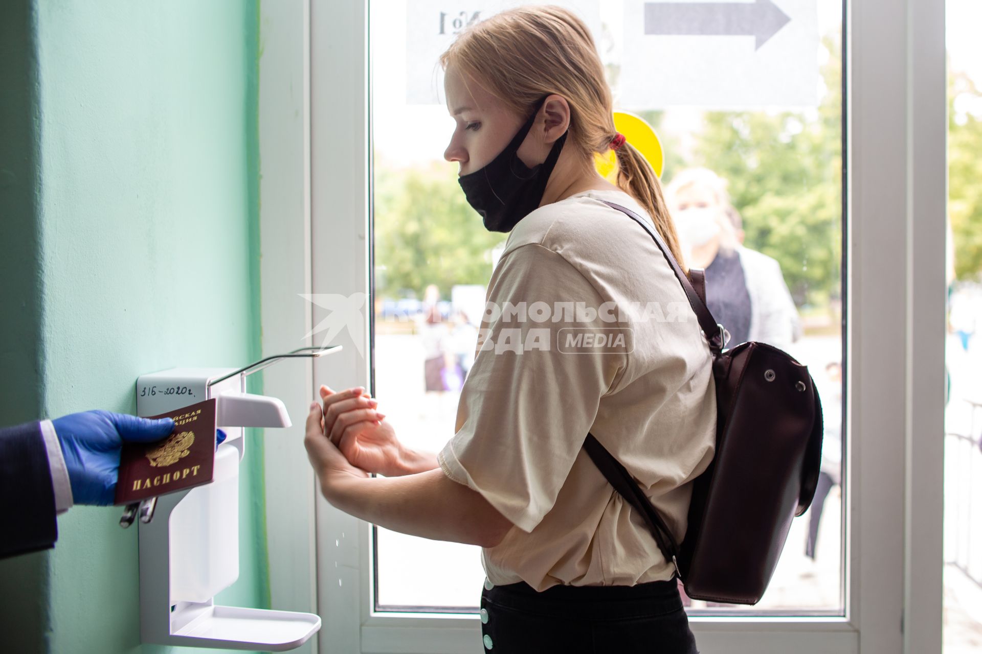 Челябинск. Девушка дезинфицирует руки перед началом единого государственного экзамена (ЕГЭ) в  школе.