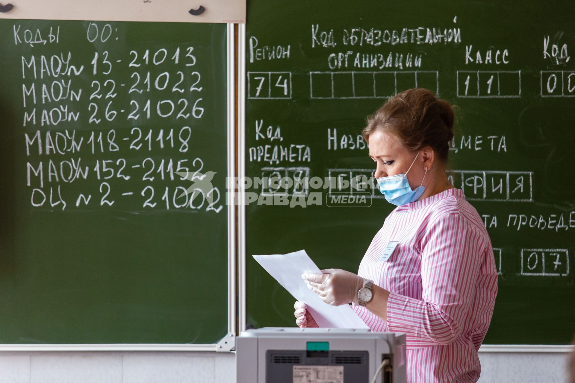 Челябинск. Организатор в аудитории перед началом единого государственного экзамена (ЕГЭ) в школе.