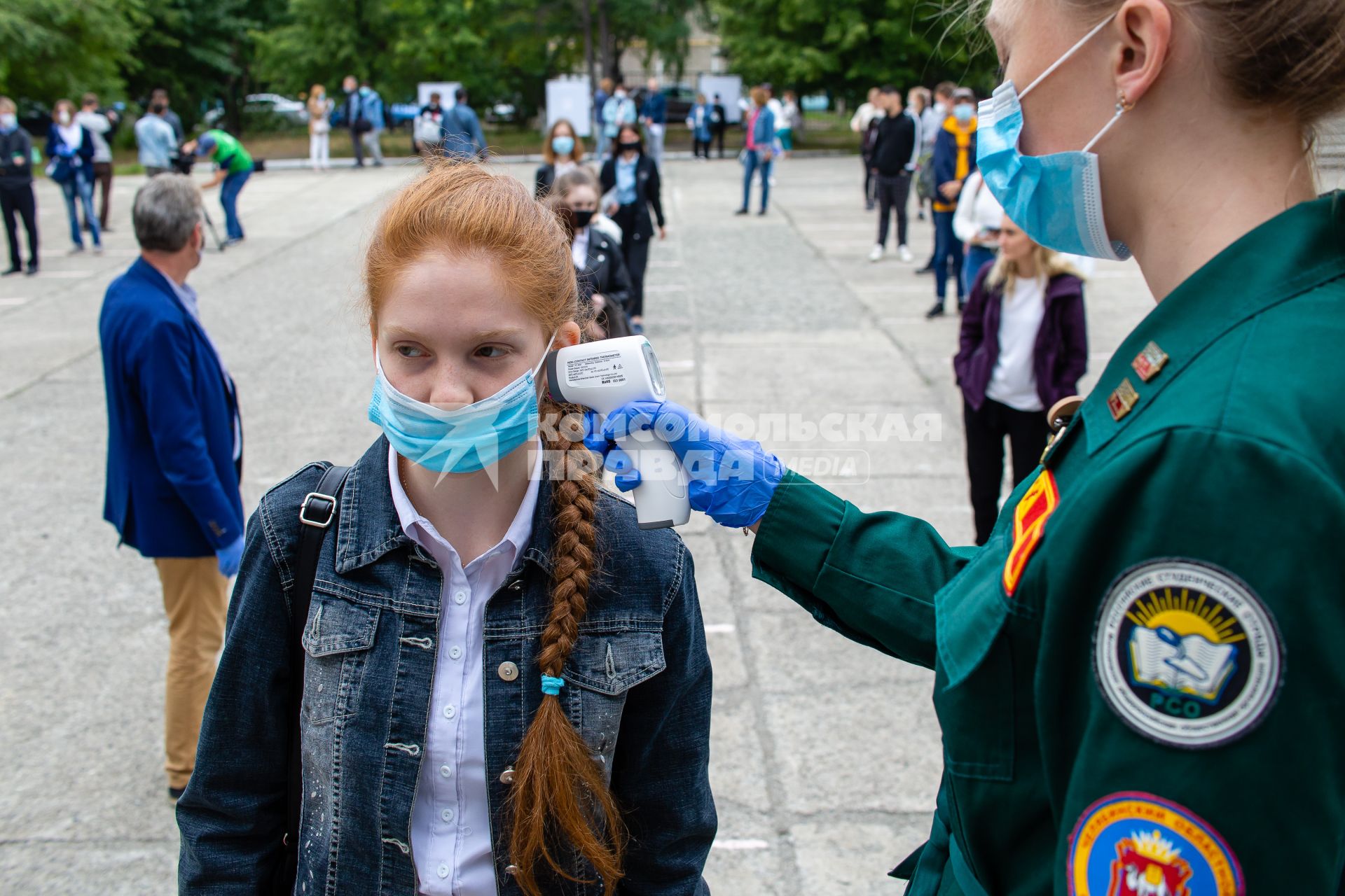 Челябинск. Измерение температуры тела школьнице перед началом единого государственного экзамена (ЕГЭ).