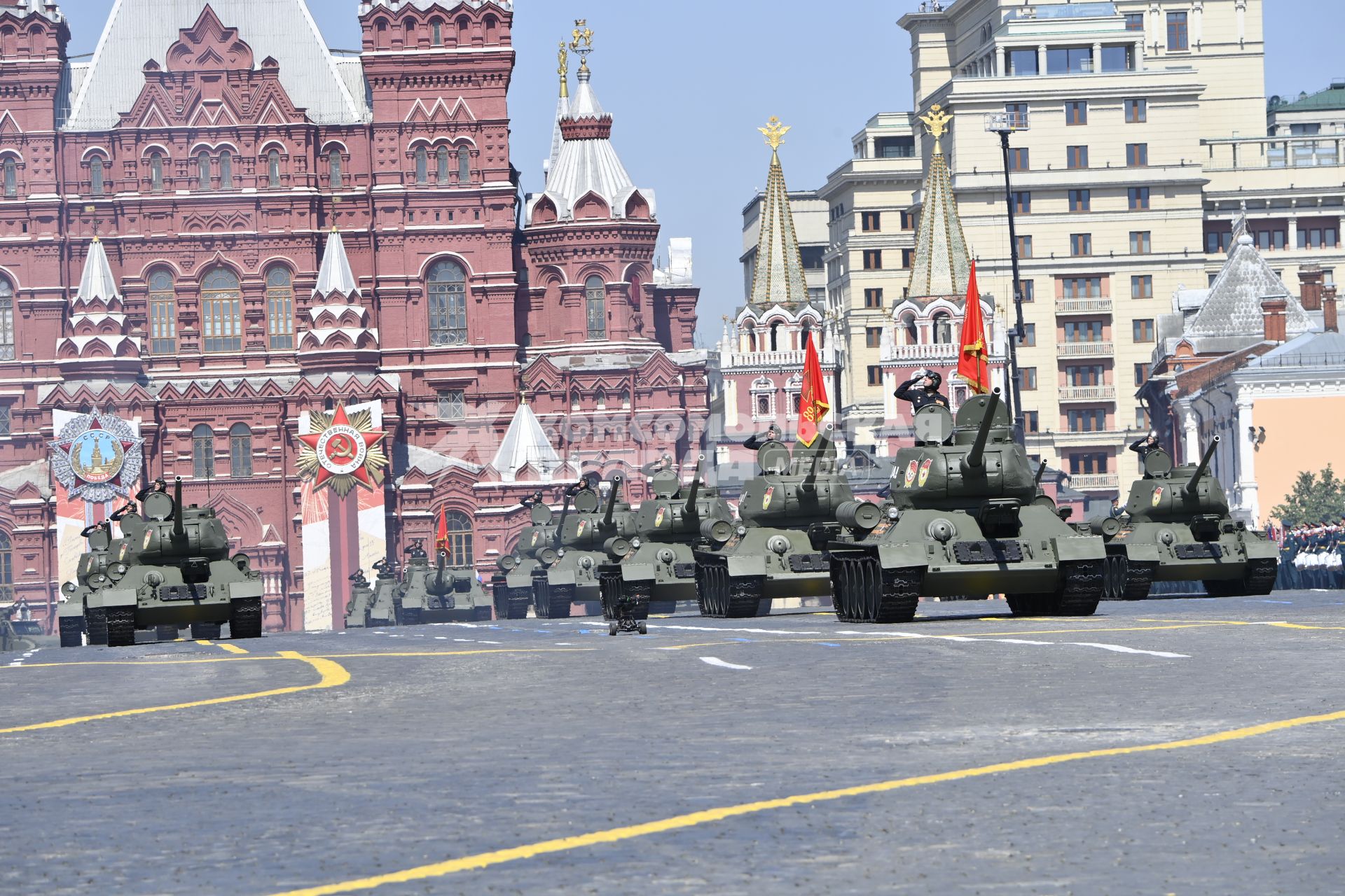 Москва.  Танки Т-34-85 во время военного парада в ознаменование 75-летия Победы в Великой Отечественной войне 1941-1945 годов на Красной площади.