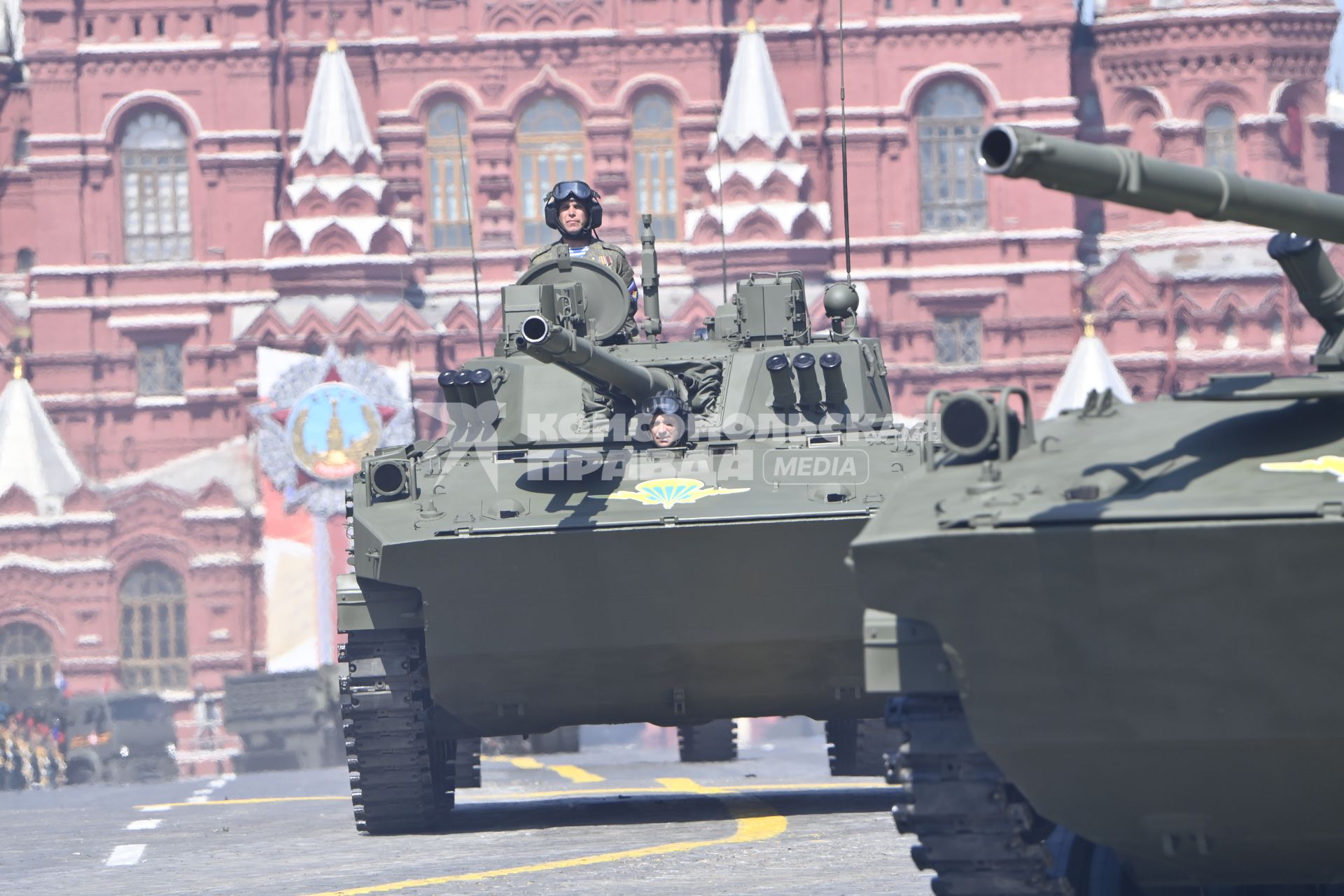 Москва.   Военная техникаво время военного парада в ознаменование 75-летия Победы в Великой Отечественной войне 1941-1945 годов на Красной площади.