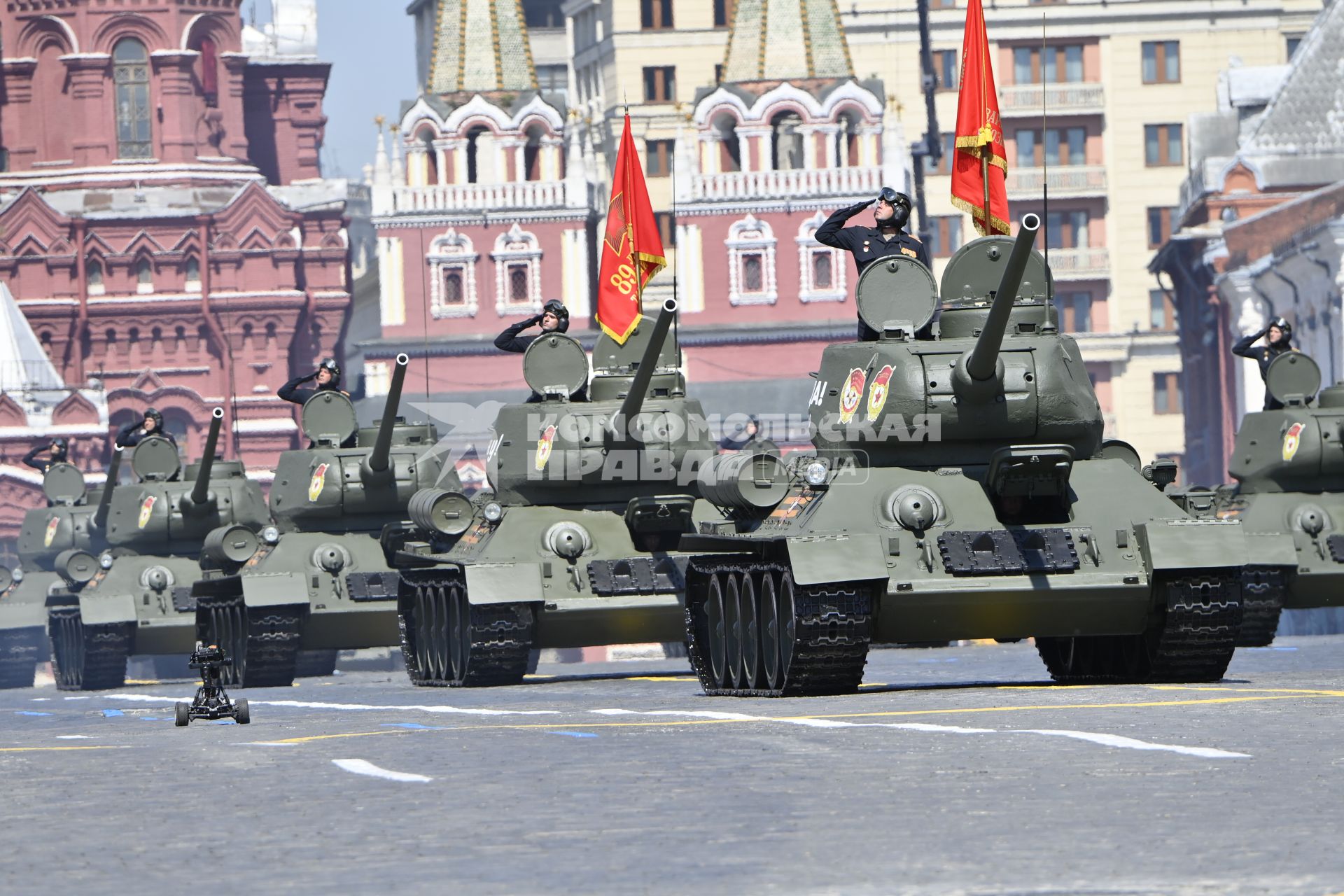 Москва.  Танки Т-34-85 во время военного парада в ознаменование 75-летия Победы в Великой Отечественной войне 1941-1945 годов на Красной площади.