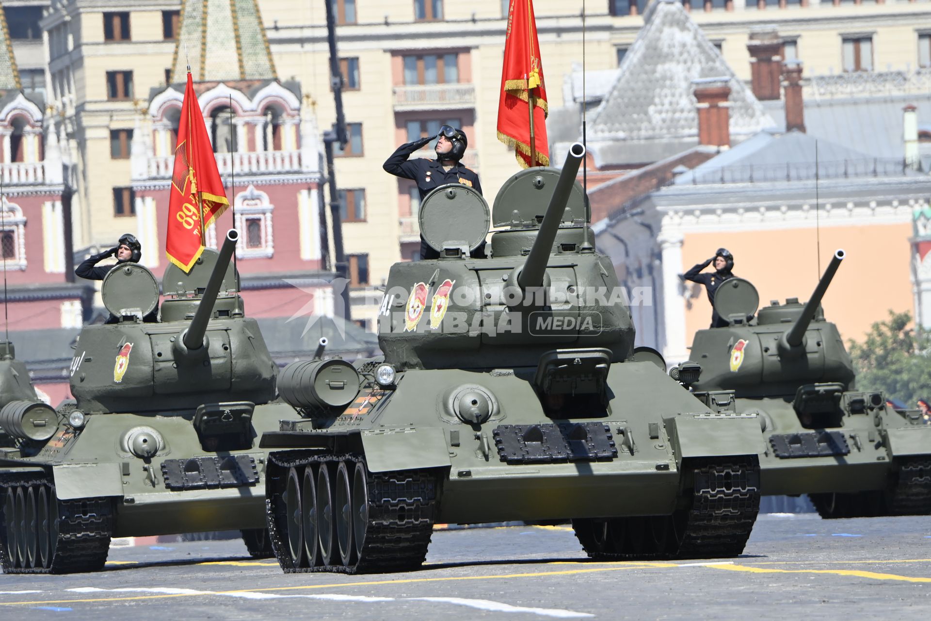 Москва.  Танки Т-34-85 во время военного парада в ознаменование 75-летия Победы в Великой Отечественной войне 1941-1945 годов на Красной площади.