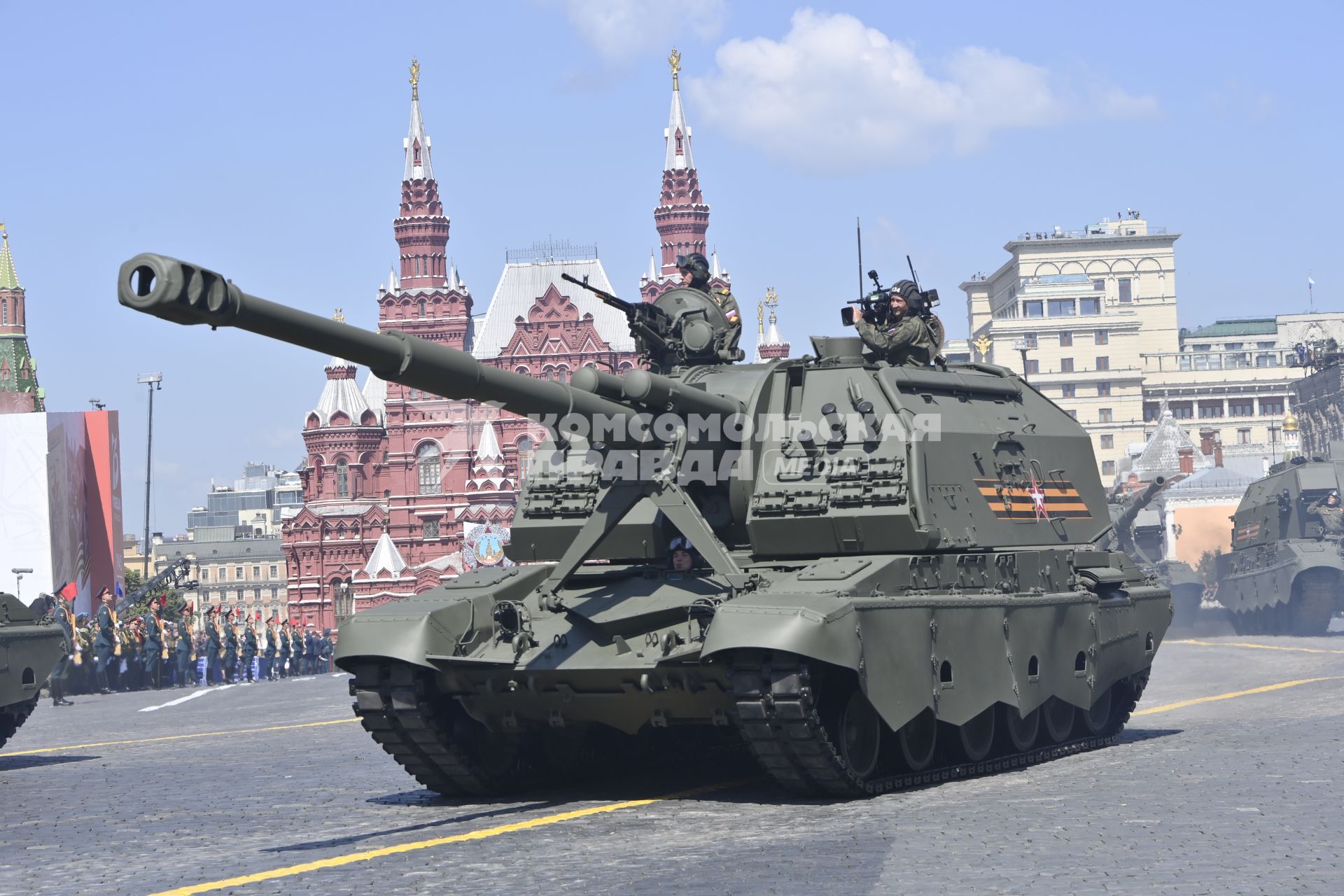 Москва.  Самоходные артиллерийские установки (САУ) Мста-СМ во время военного парада в ознаменование 75-летия Победы в Великой Отечественной войне 1941-1945 годов на Красной площади.