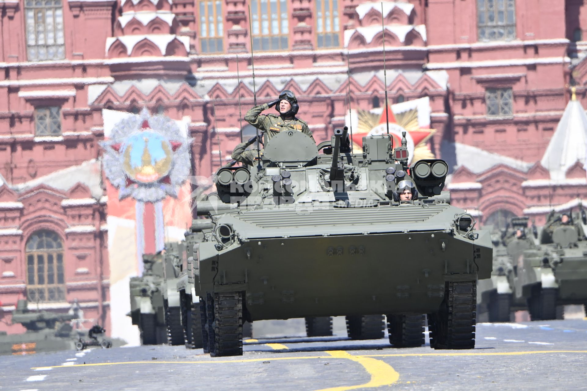 Москва.   Боевая машина пехоты БМП-2М  во время военного парада в ознаменование 75-летия Победы в Великой Отечественной войне 1941-1945 годов на Красной площади.