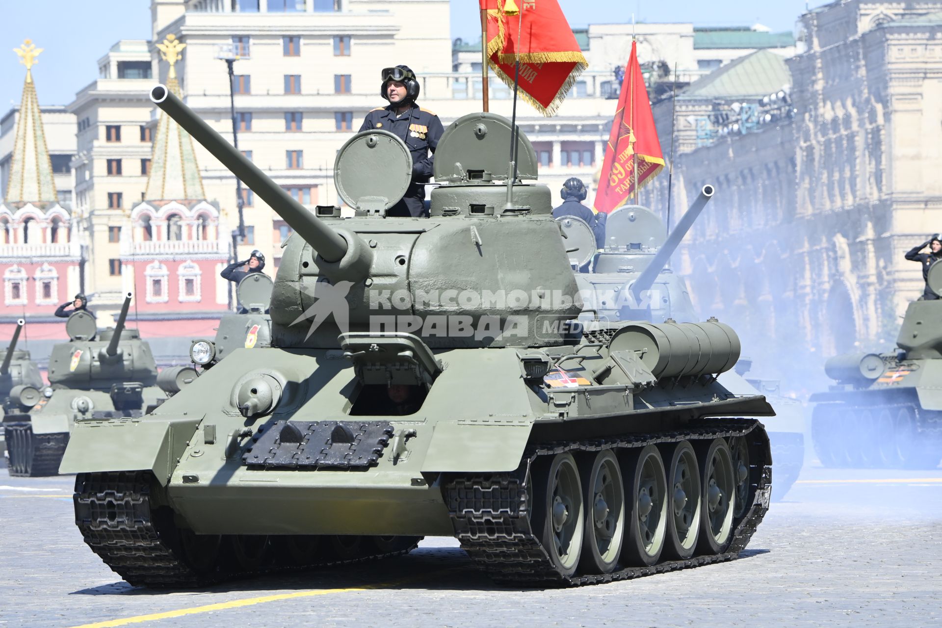 Москва.  Танки Т-34-85 во время военного парада в ознаменование 75-летия Победы в Великой Отечественной войне 1941-1945 годов на Красной площади.