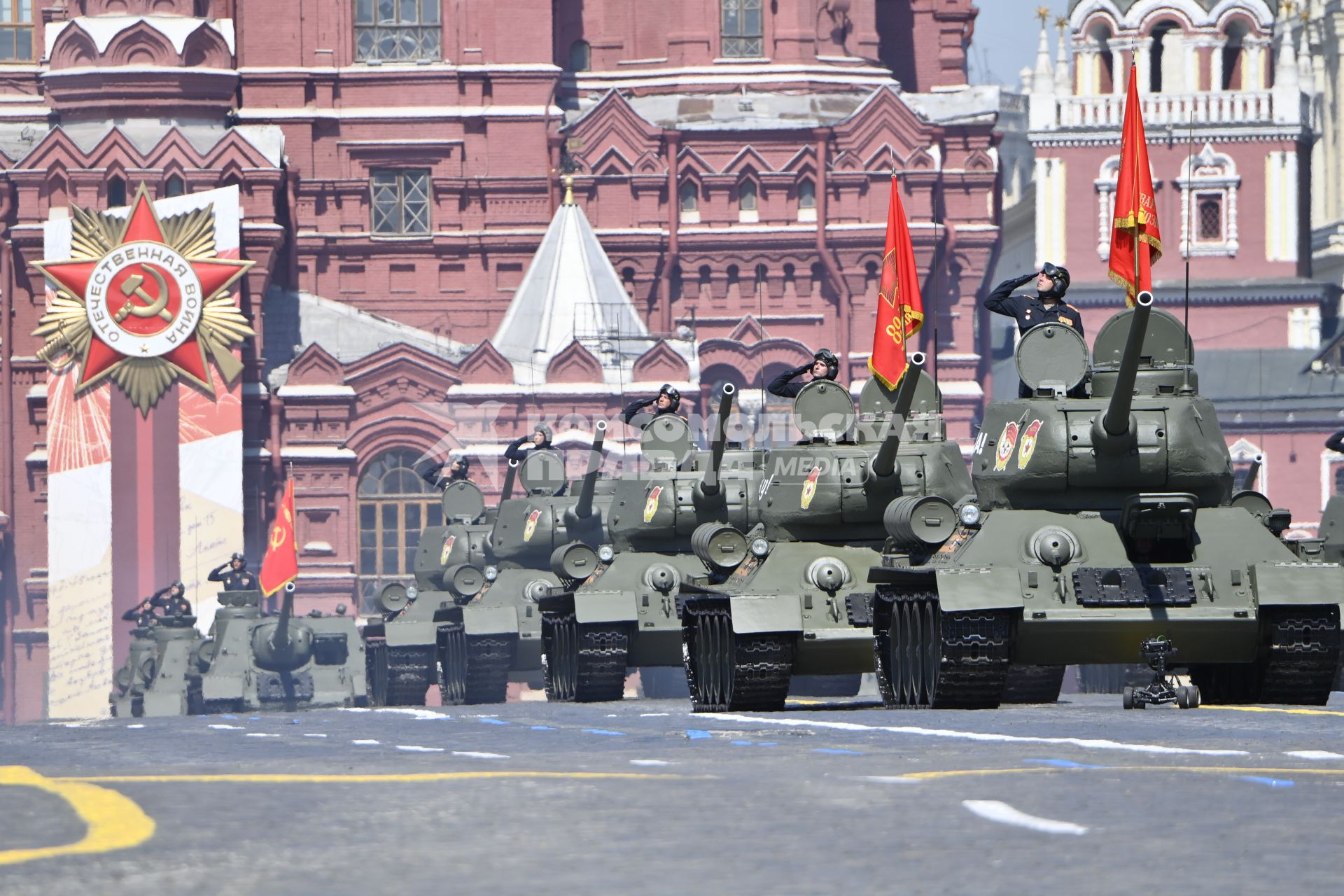 Москва.  Танки Т-34-85 во время военного парада в ознаменование 75-летия Победы в Великой Отечественной войне 1941-1945 годов на Красной площади.