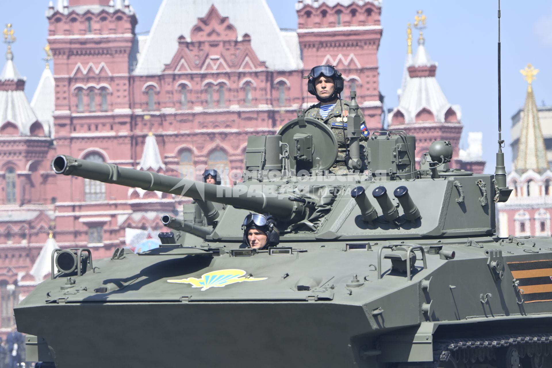 Москва.   Военная техникаво время военного парада в ознаменование 75-летия Победы в Великой Отечественной войне 1941-1945 годов на Красной площади.