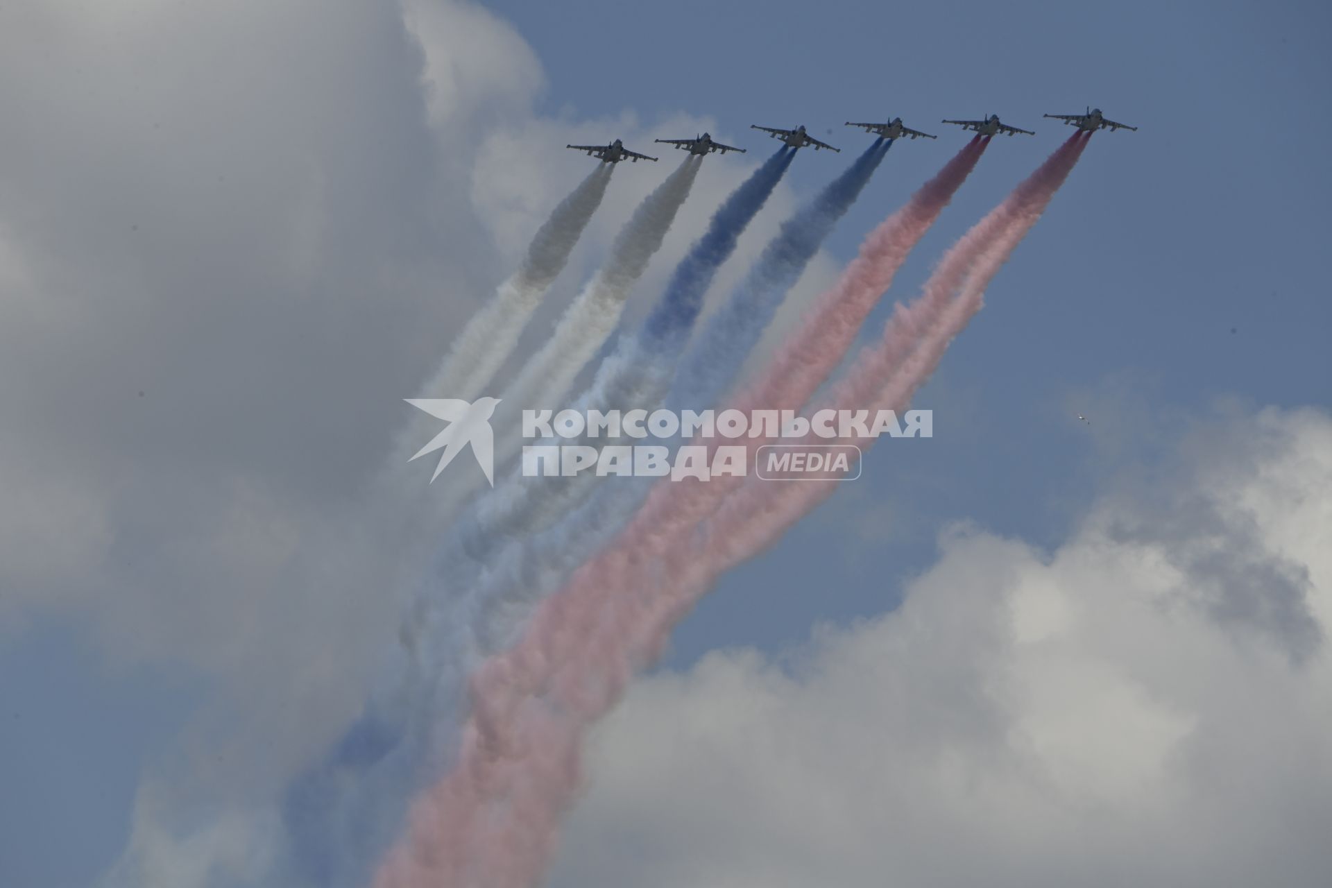 Москва.   Штурмовики Су-25 во время воздушной части  парада в ознаменование 75-летия Победы в Великой Отечественной войне 1941-1945 годов на Красной площади.