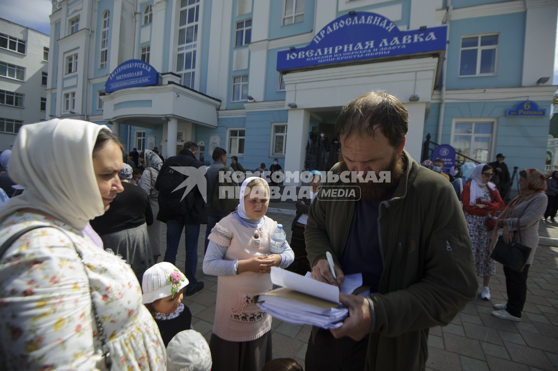 Екатеринбург. Верующие перед началом третьего епархиального суда о поведении заштатного клирика Екатеринбургской епархии, схиигумена Сергия Романова (Николай Романов), настоятеля Среднеуральского женского монастыря, собирают подписи в его поддержку