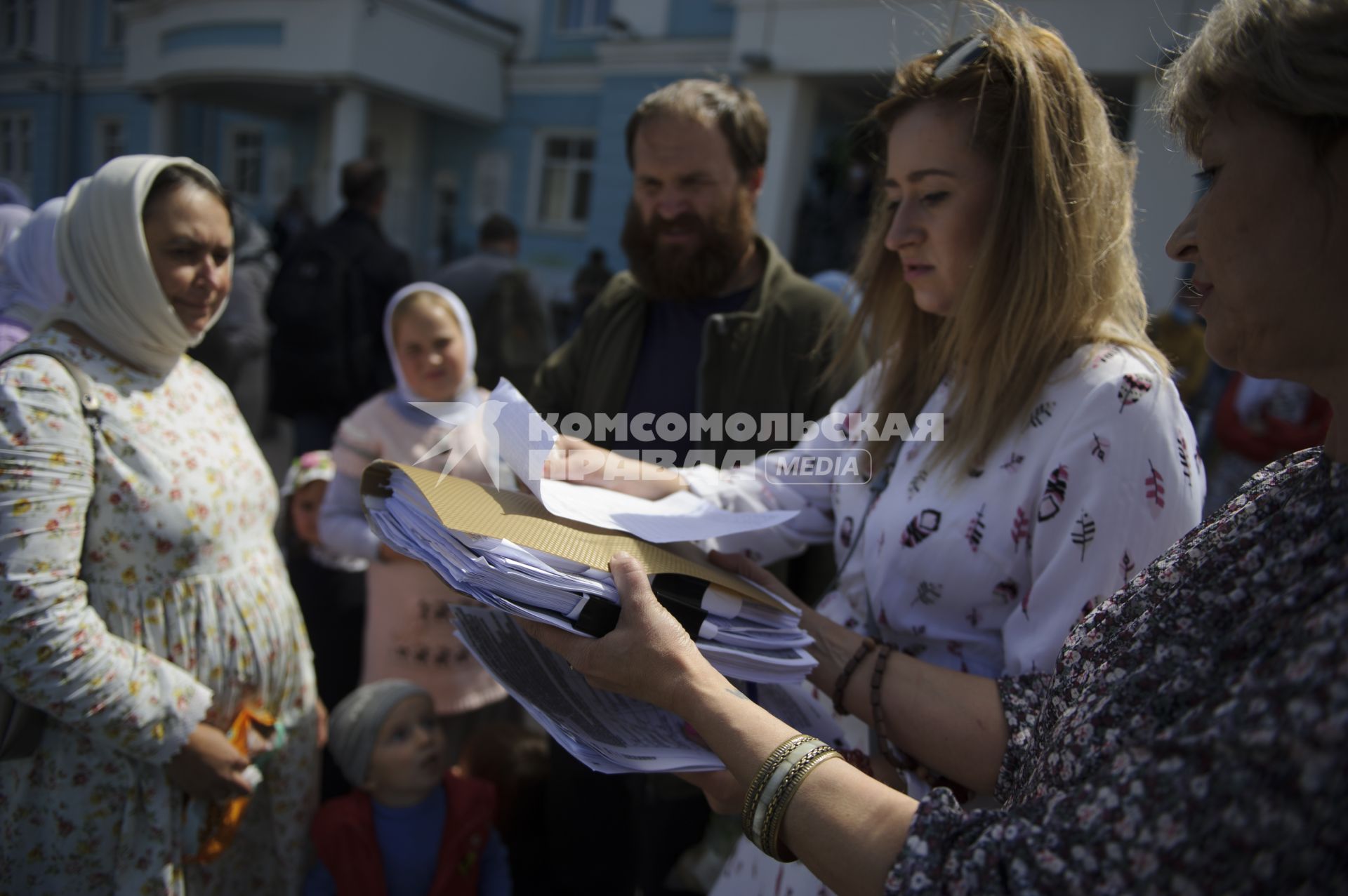 Екатеринбург. Верующие перед началом третьего епархиального суда о поведении заштатного клирика Екатеринбургской епархии, схиигумена Сергия Романова (Николай Романов), настоятеля Среднеуральского женского монастыря, собирают подписи в его поддержку