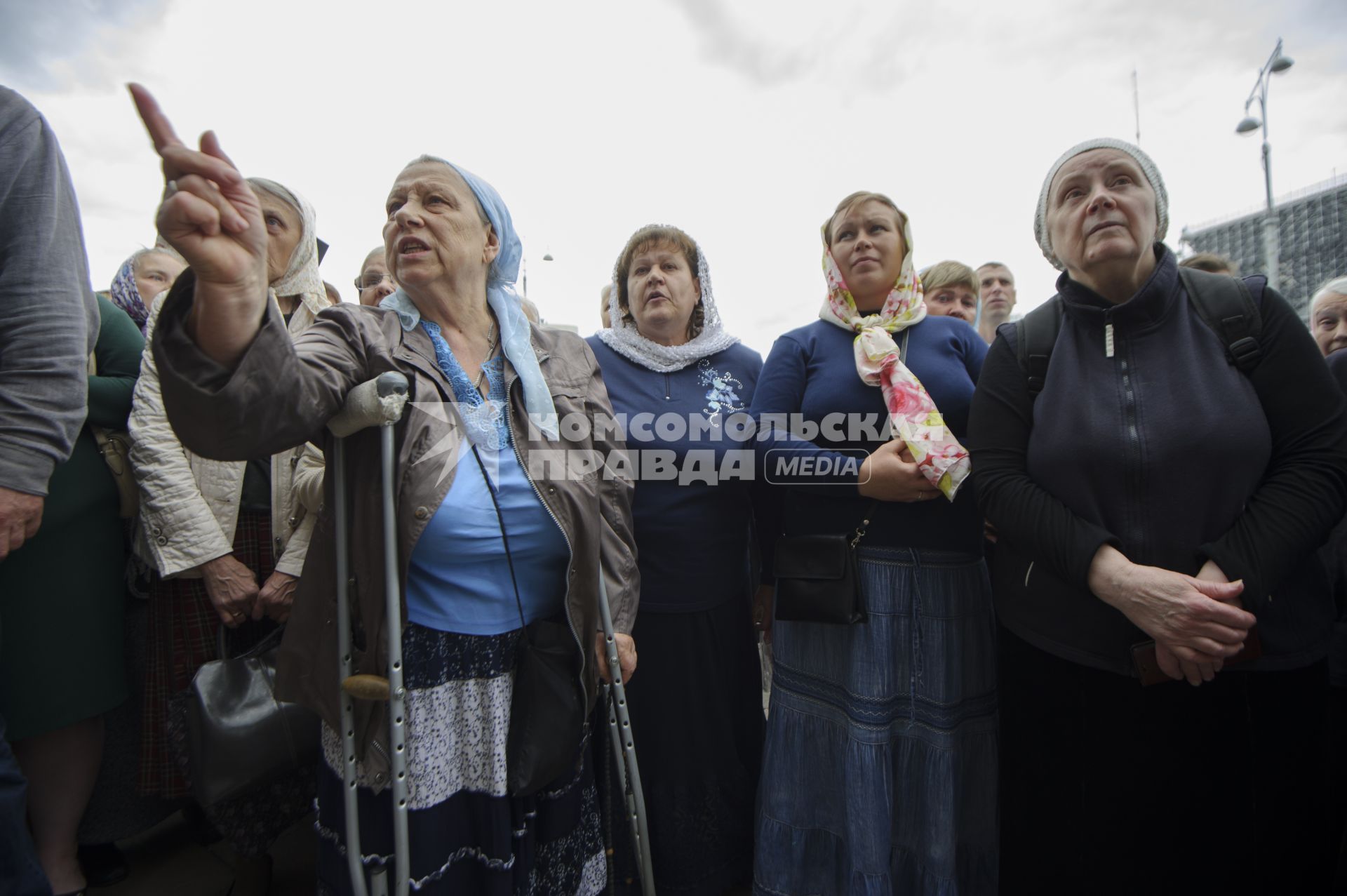 Екатеринбург. Верующие возмущенные решением третьего епархиального суда о поведении заштатного клирика Екатеринбургской епархии, схиигумена Сергия Романова (Николай Романов), настоятеля Среднеуральского женского монастыря, \'извергнуть его из священного сана\'