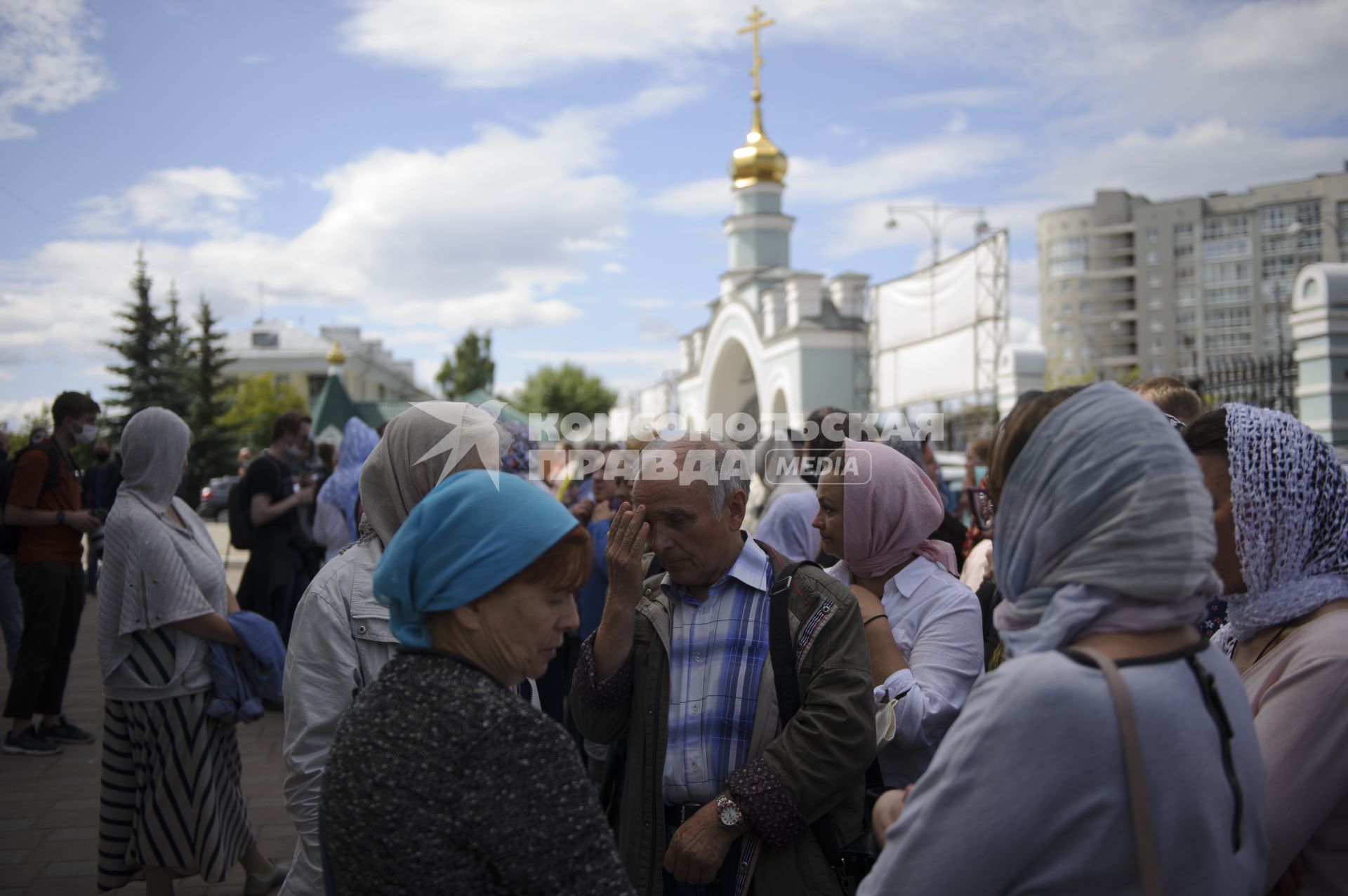 Екатеринбург. Верующие перед началом третьего епархиального суда о поведении заштатного клирика Екатеринбургской епархии, схиигумена Сергия Романова (Николай Романов), настоятеля Среднеуральского женского монастыря, пришедшие в его поддержку