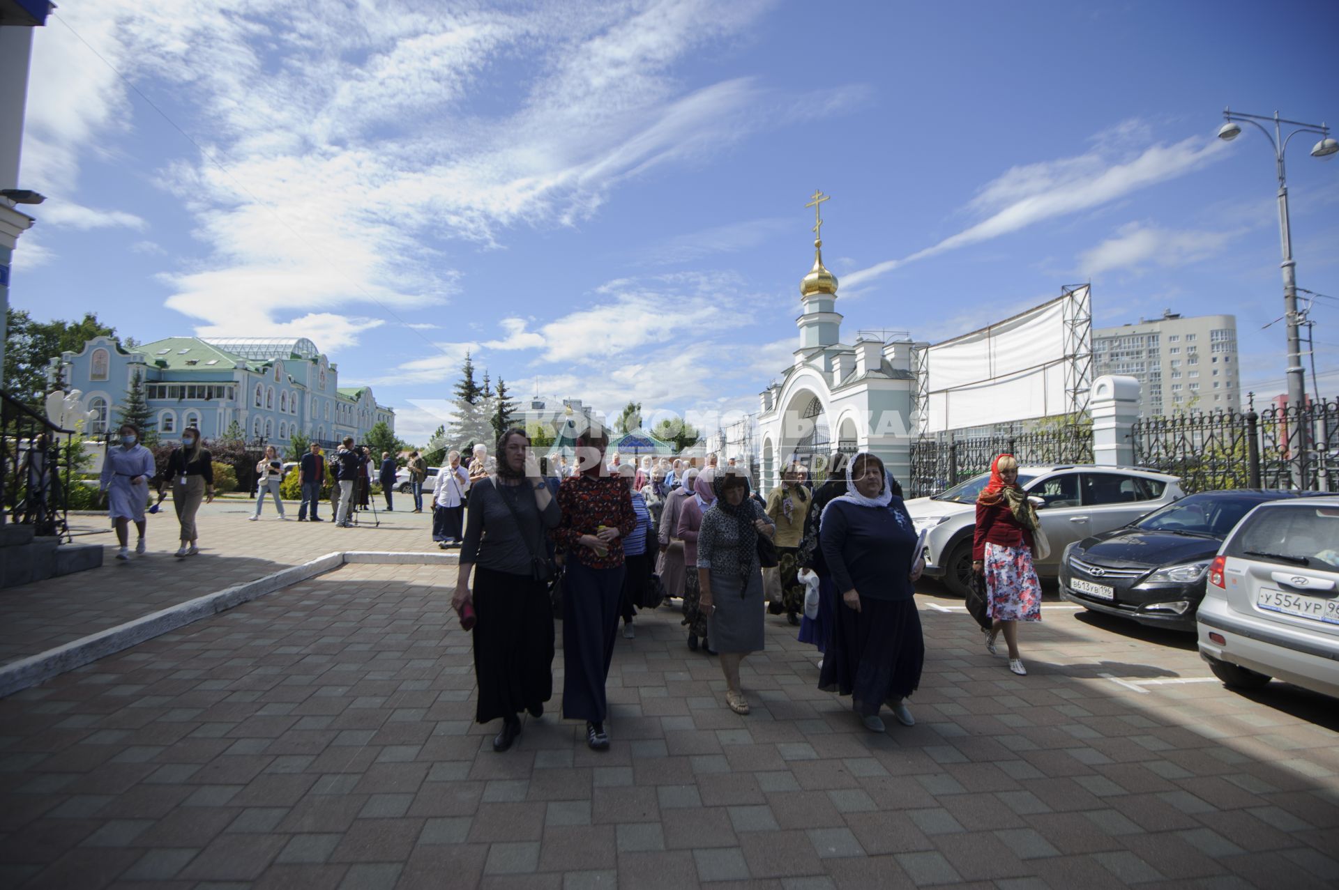 Екатеринбург. Верующие перед началом третьего епархиального суда о поведении заштатного клирика Екатеринбургской епархии, схиигумена Сергия Романова (Николай Романов), настоятеля Среднеуральского женского монастыря, пришедшие в его поддержку