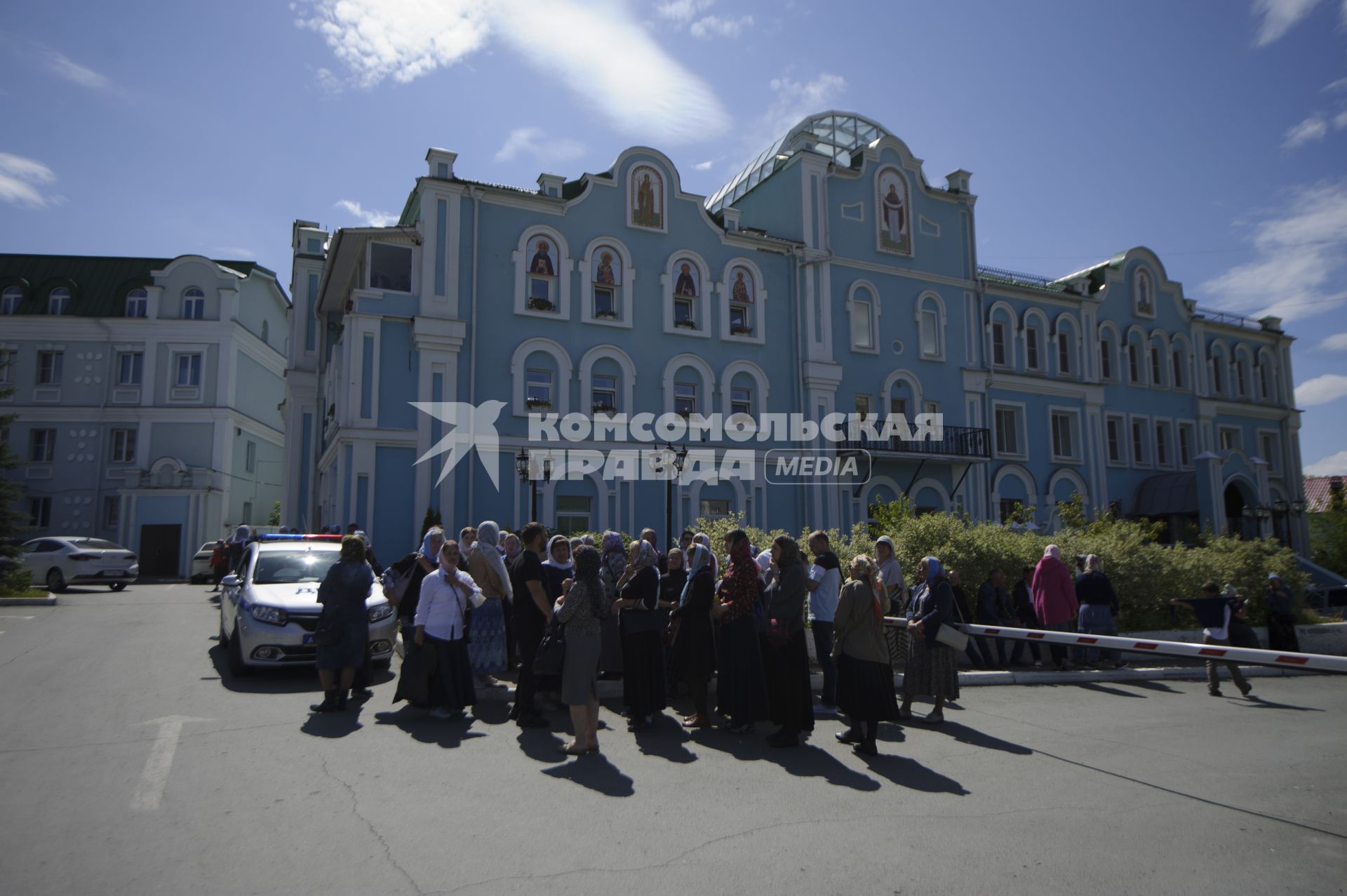 Екатеринбург. Верующие перед началом третьего епархиального суда о поведении заштатного клирика Екатеринбургской епархии, схиигумена Сергия Романова (Николай Романов), настоятеля Среднеуральского женского монастыря, пришедшие в его поддержку