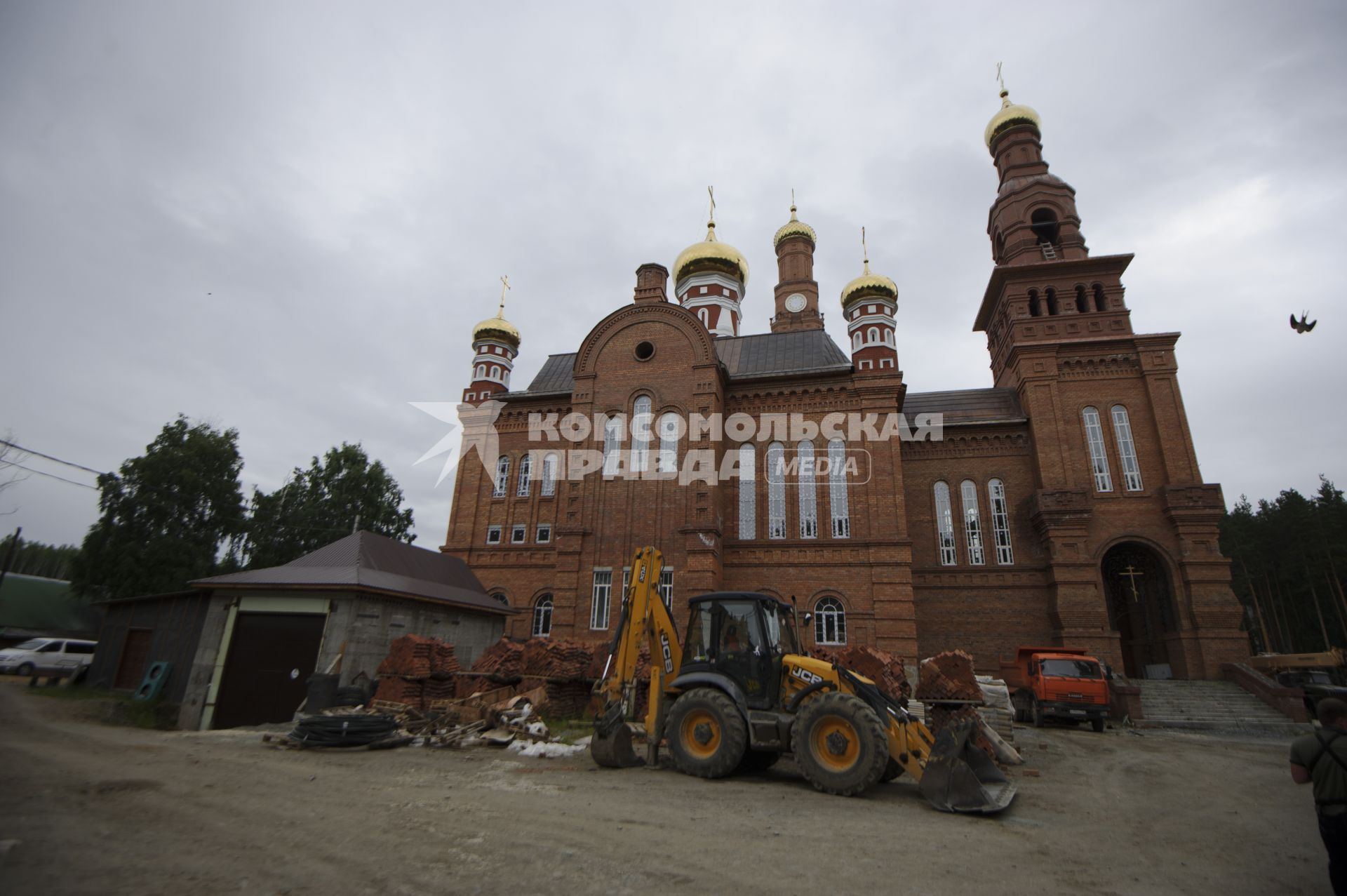 Свердловская область. Среднеуральский женский монастырь. Строящийся храм Покрова Пресвятой Богородицы. Решением церковного суда настоятель Среднеуральского женского монастыря схиигумен Сергий был лишен священного сана, после его экстримистских высказываний в адрес действующей власти и духовенства