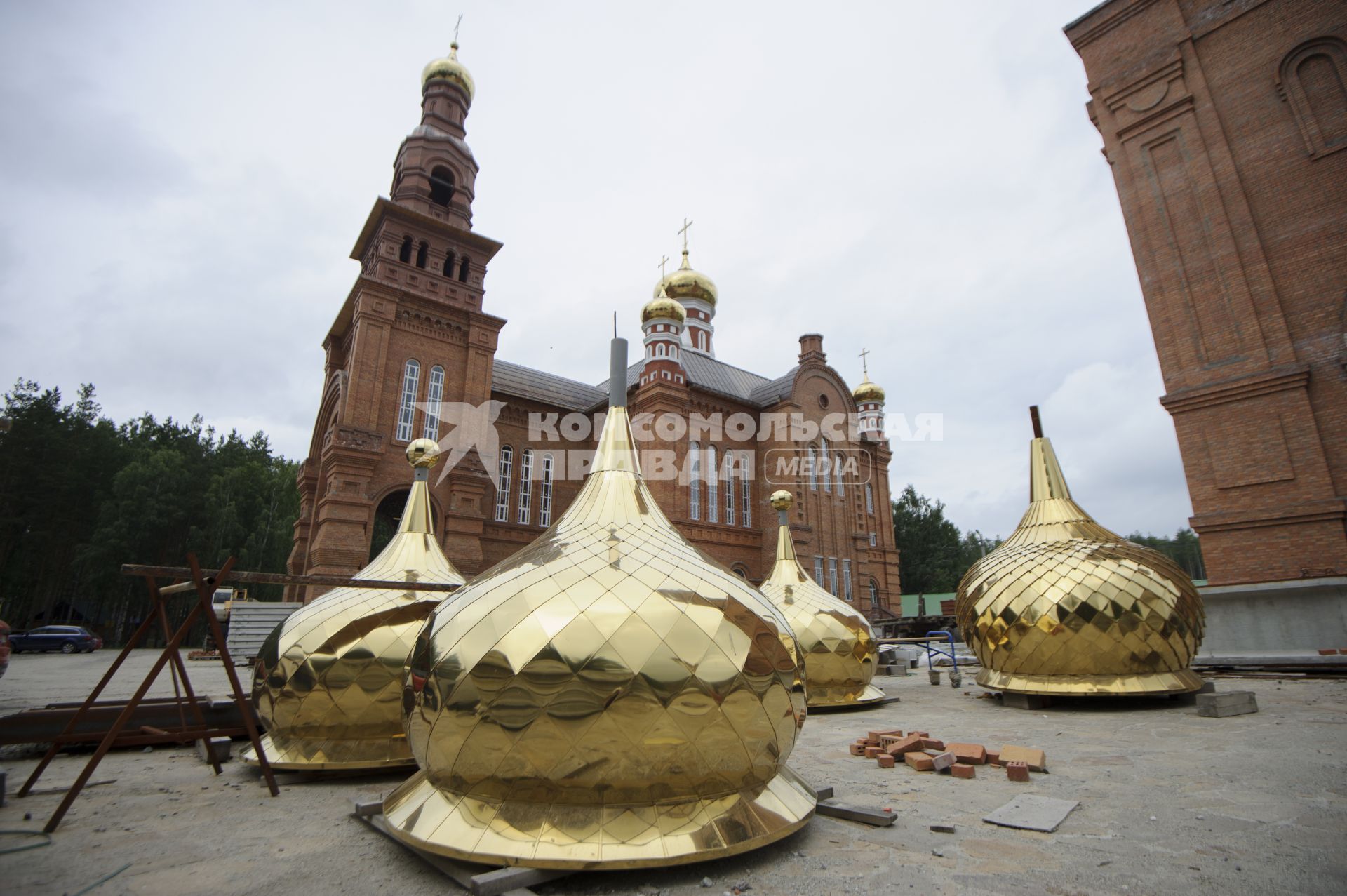 Свердловская область. Среднеуральский женский монастырь. Купола для строищейся колокольни. Решением церковного суда настоятель Среднеуральского женского монастыря схиигумен Сергий был лишен священного сана, после его экстримистских высказываний в адрес действующей власти и духовенства