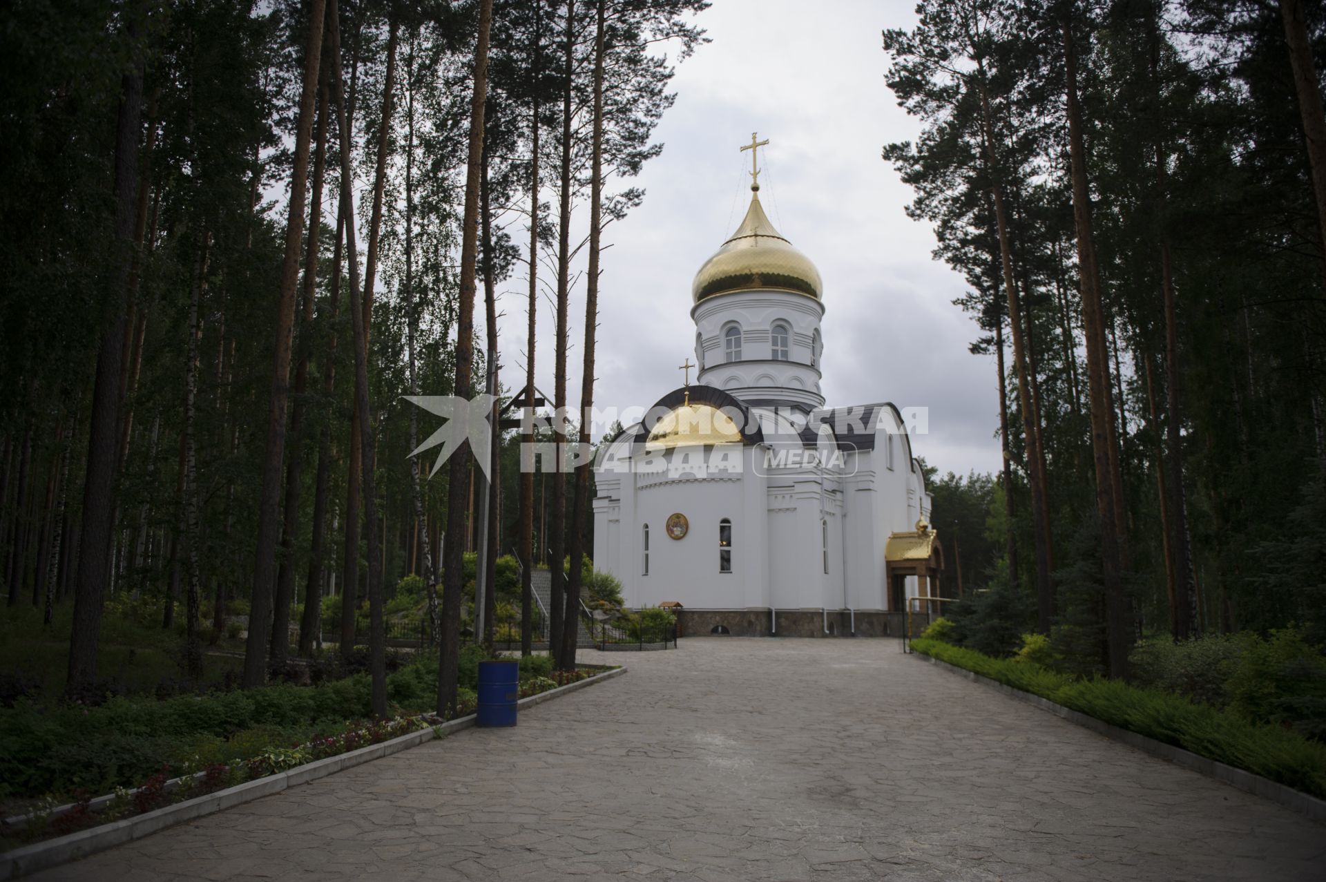 Свердловская область. Среднеуральский женский монастырь. Храм Троицы Живоначальной. Решением церковного суда настоятель Среднеуральского женского монастыря схиигумен Сергий был лишен священного сана, после его экстримистских высказываний в адрес действующей власти и духовенства