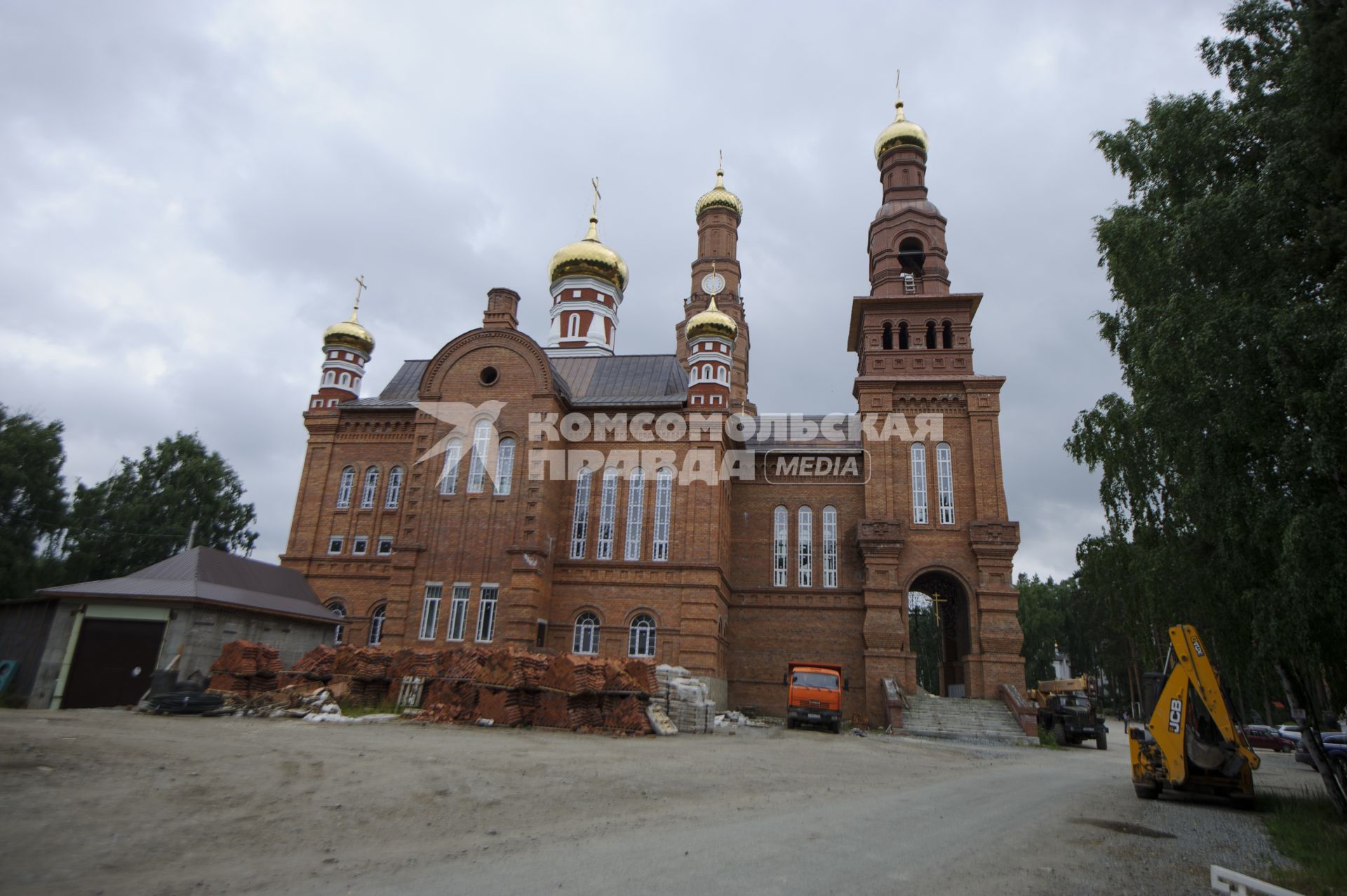 Свердловская область. Среднеуральский женский монастырь. Строящийся храм Покрова Пресвятой Богородицы. Решением церковного суда настоятель Среднеуральского женского монастыря схиигумен Сергий был лишен священного сана, после его экстримистских высказываний в адрес действующей власти и духовенства