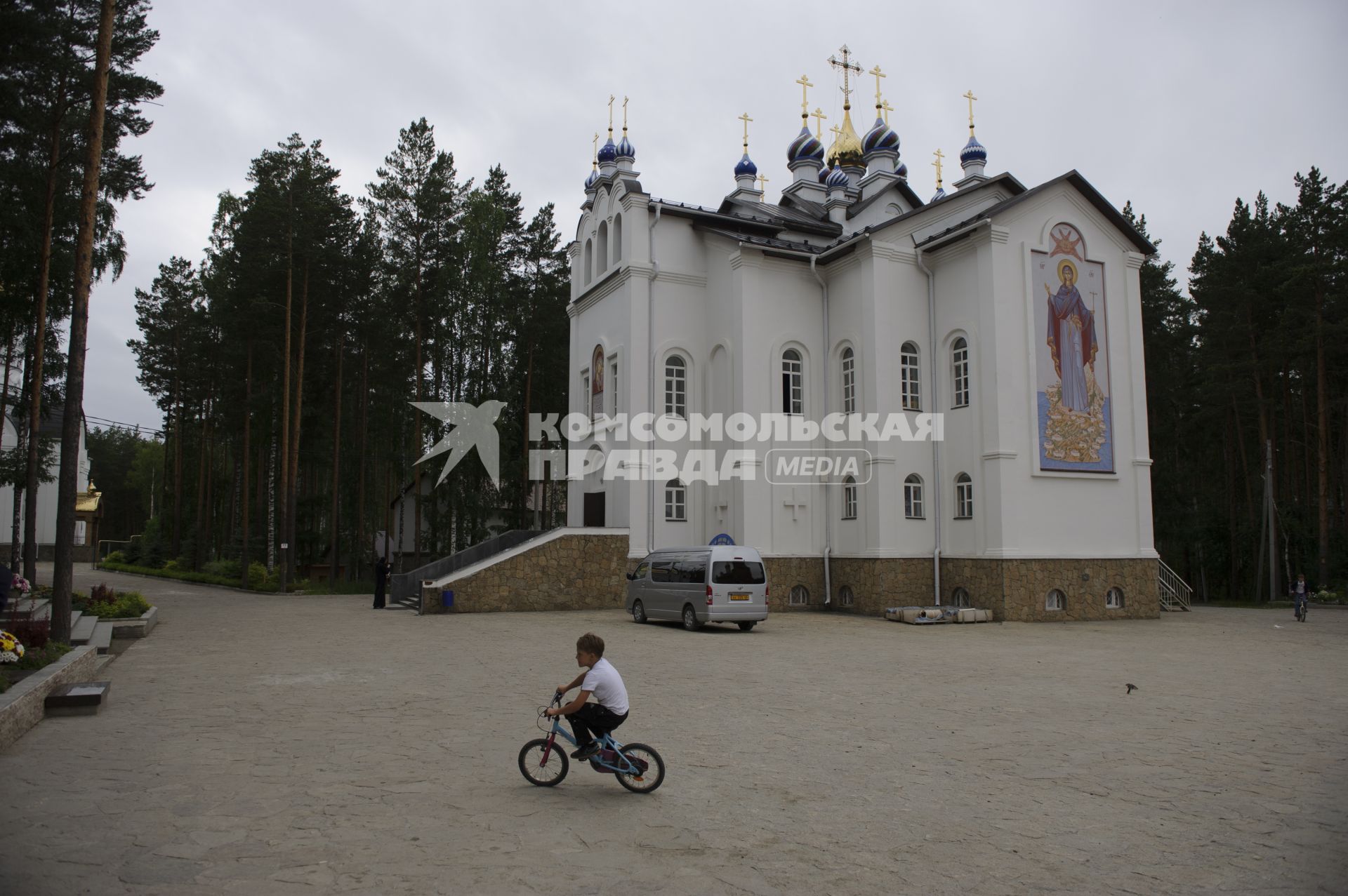 Свердловская область. Среднеуральский женский монастырь. Храм Казанской иконы Божией Матери. Решением церковного суда настоятель Среднеуральского женского монастыря схиигумен Сергий был лишен священного сана, после его экстримистских высказываний в адрес действующей власти и духовенства