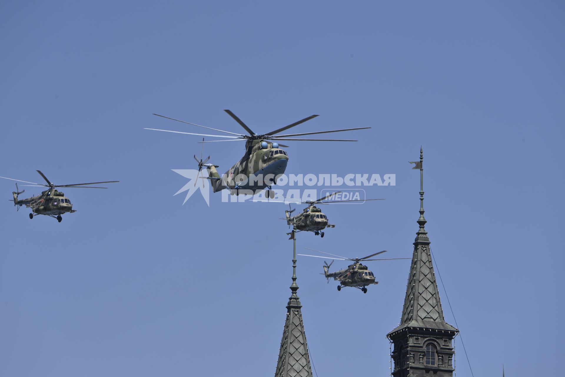 Москва.   Вертолеты во время воздушной части военного парада в ознаменование 75-летия Победы в Великой Отечественной войне 1941-1945 годов на Красной площади.