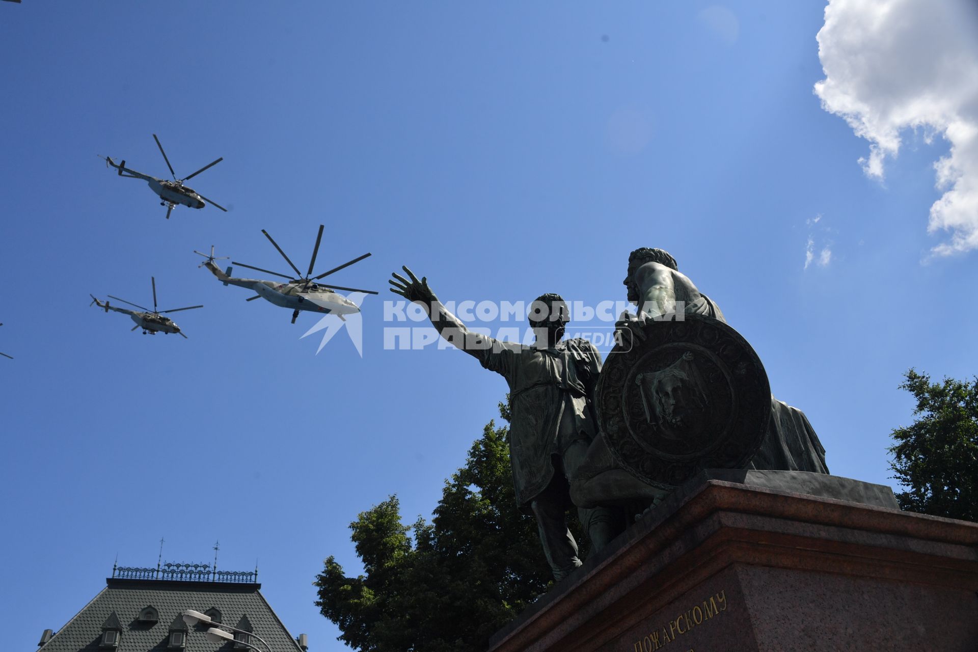 Москва.   Вертолеты во время воздушной части военного парада в ознаменование 75-летия Победы в Великой Отечественной войне 1941-1945 годов на Красной площади.