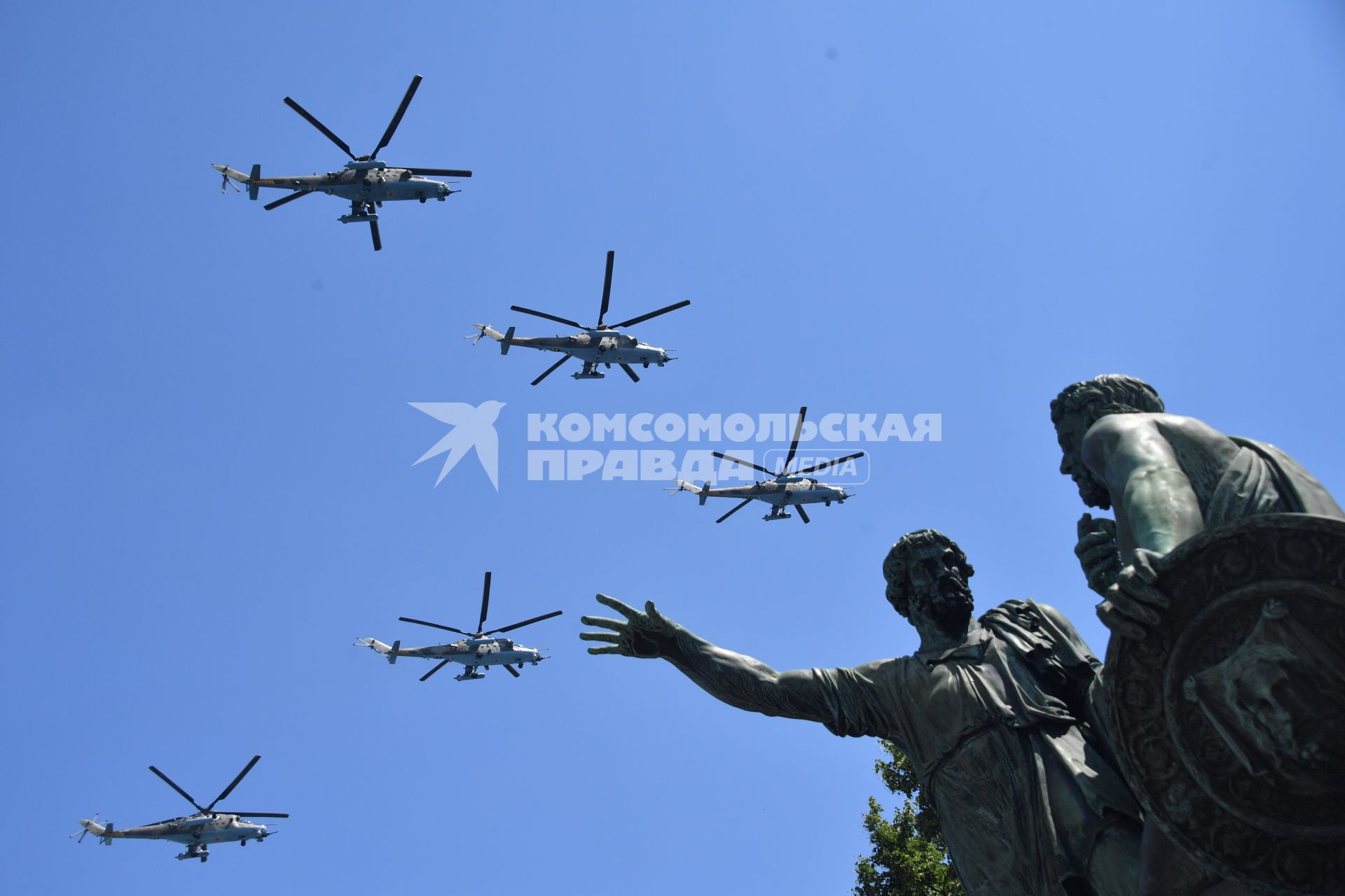 Москва.   Вертолеты во время воздушной части военного парада в ознаменование 75-летия Победы в Великой Отечественной войне 1941-1945 годов на Красной площади.