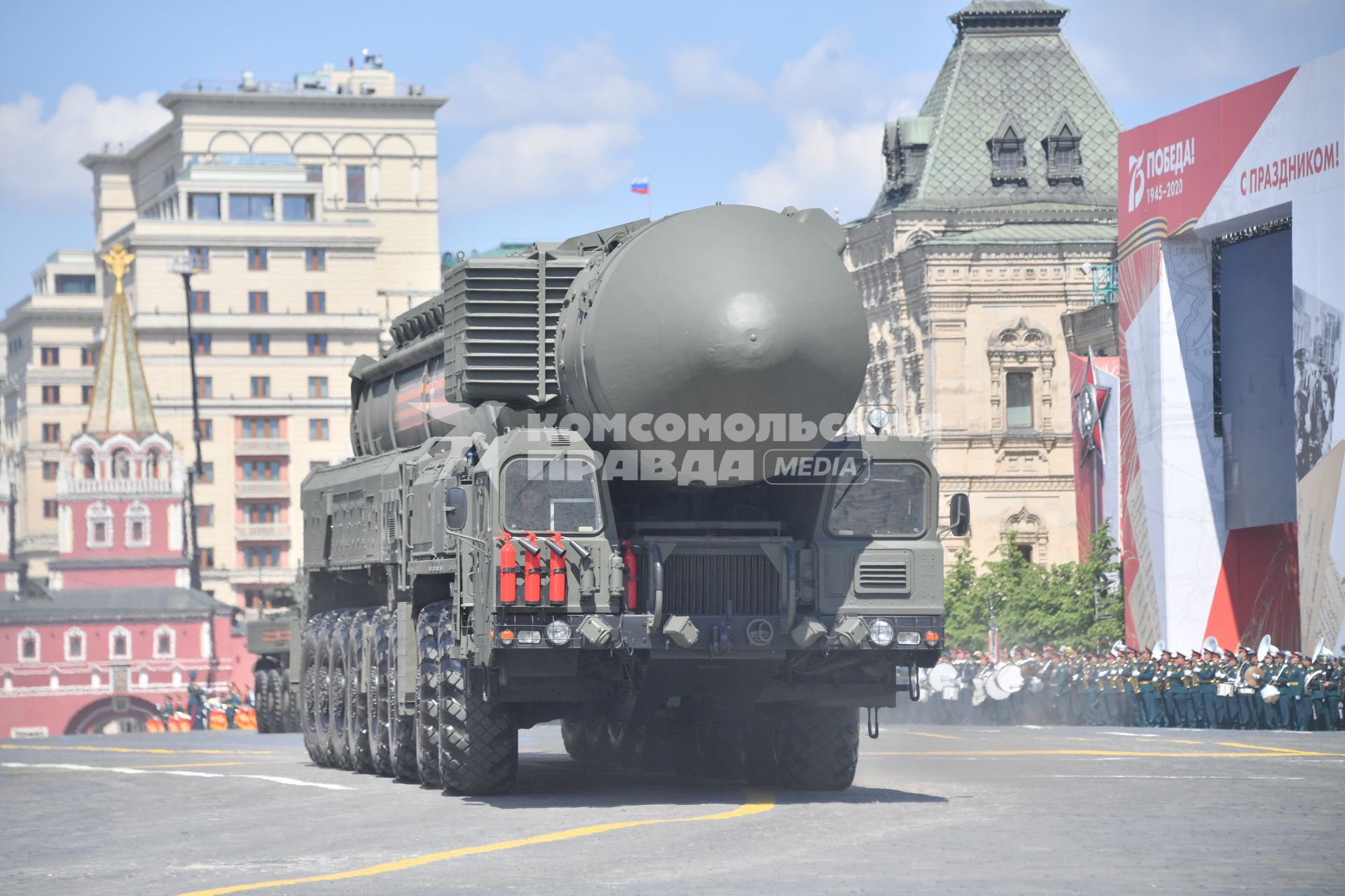 Москва.  Автономная пусковая установка ПГРК  Ярс во время военного парада в ознаменование 75-летия Победы в Великой Отечественной войне 1941-1945 годов на Красной площади.