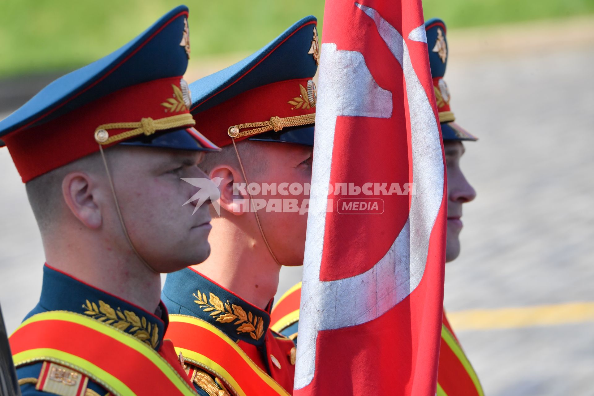 Москва.   Знаменная группа перед  началом военного парада в ознаменование 75-летия Победы в Великой Отечественной войне 1941-1945 годов на Красной площади.