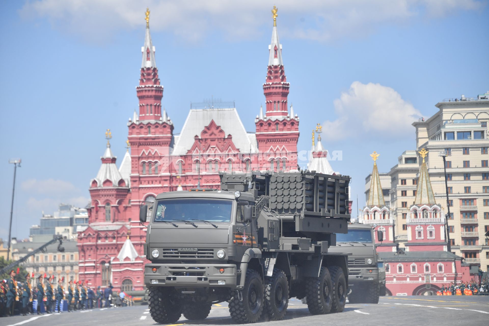 Москва.  Военная техника  во время военного парада в ознаменование 75-летия Победы в Великой Отечественной войне 1941-1945 годов на Красной площади.