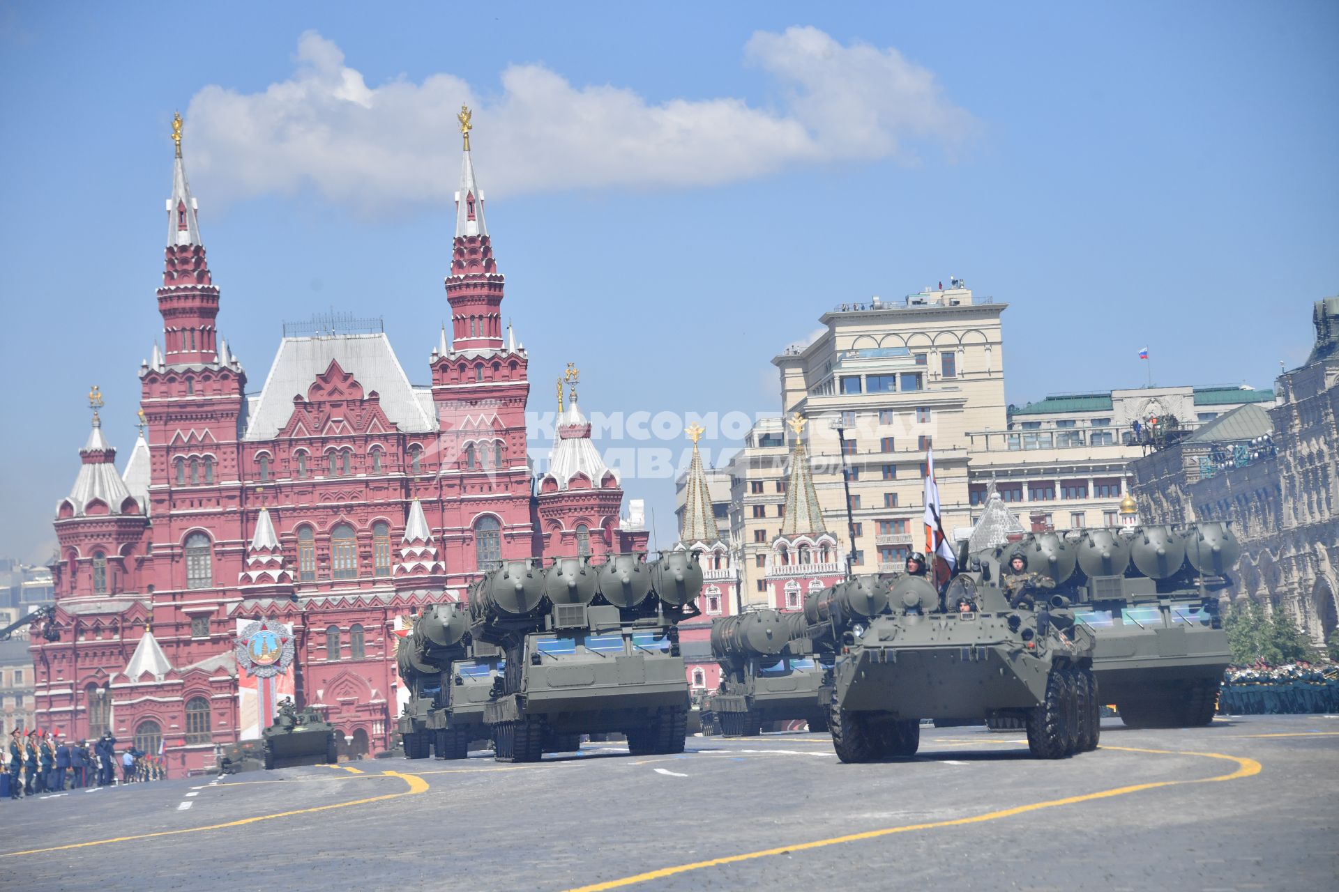 Москва.  Военная техника  во время военного парада в ознаменование 75-летия Победы в Великой Отечественной войне 1941-1945 годов на Красной площади.