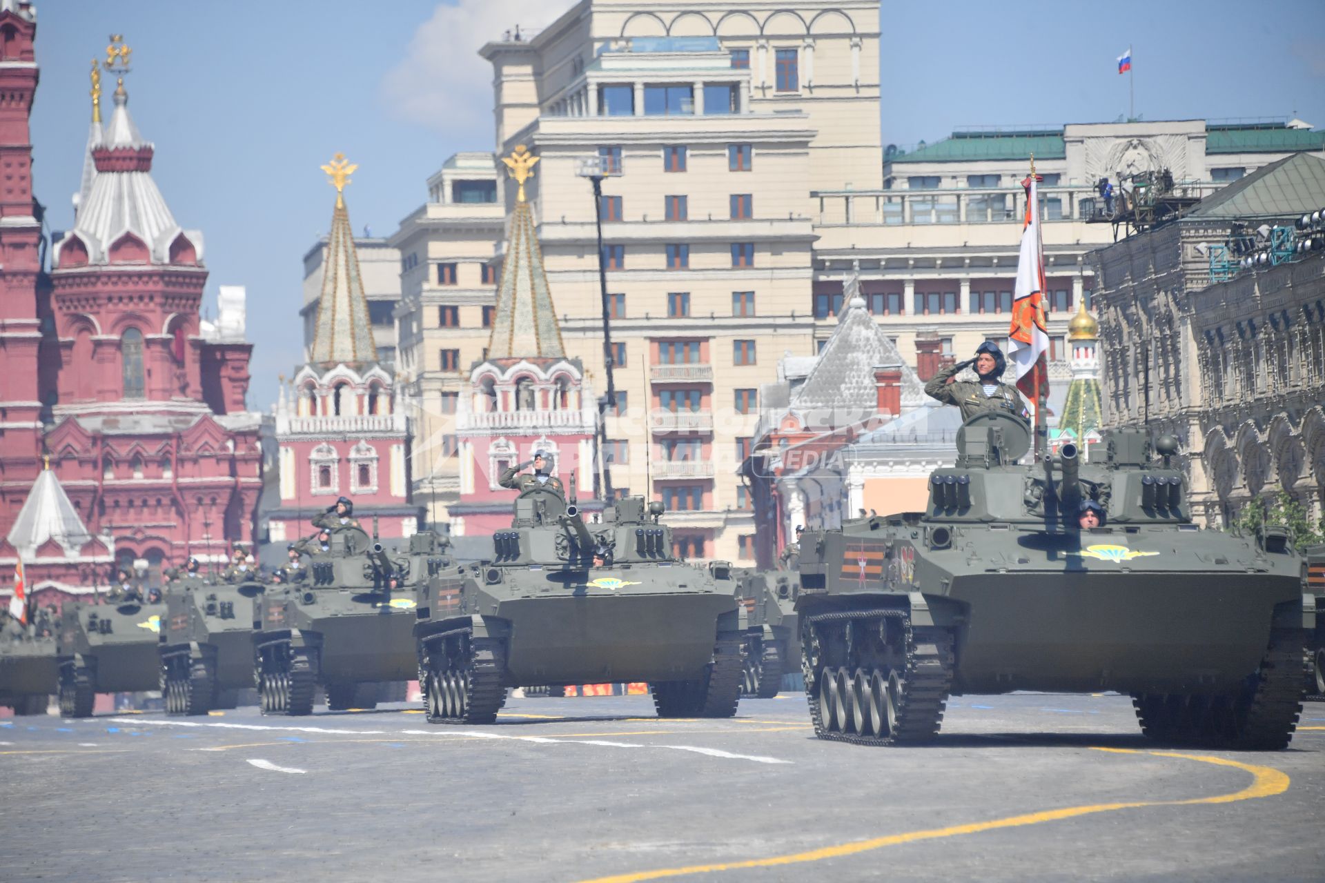 Москва.  Военная техника  во время военного парада в ознаменование 75-летия Победы в Великой Отечественной войне 1941-1945 годов на Красной площади.