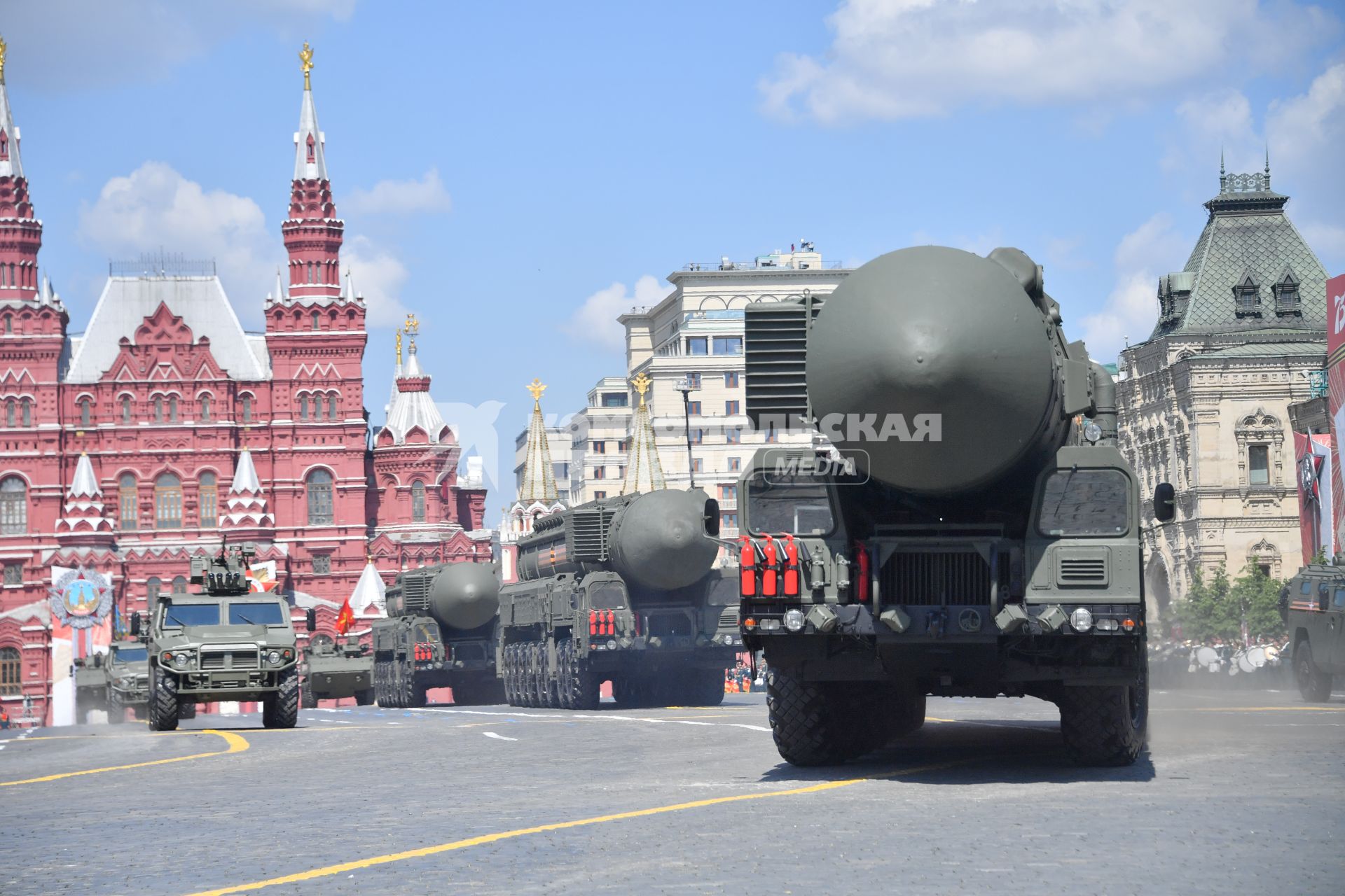 Москва.  Автономная пусковая установка ПГРК  Ярс во время военного парада в ознаменование 75-летия Победы в Великой Отечественной войне 1941-1945 годов на Красной площади.