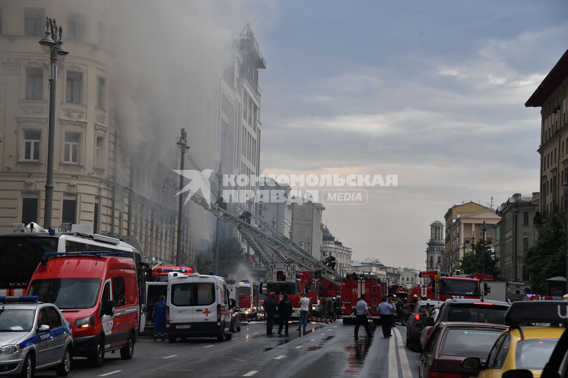 Москва. Пожарные тушат  горящее здание на Тверской улице, находящееся  на реконструкции,