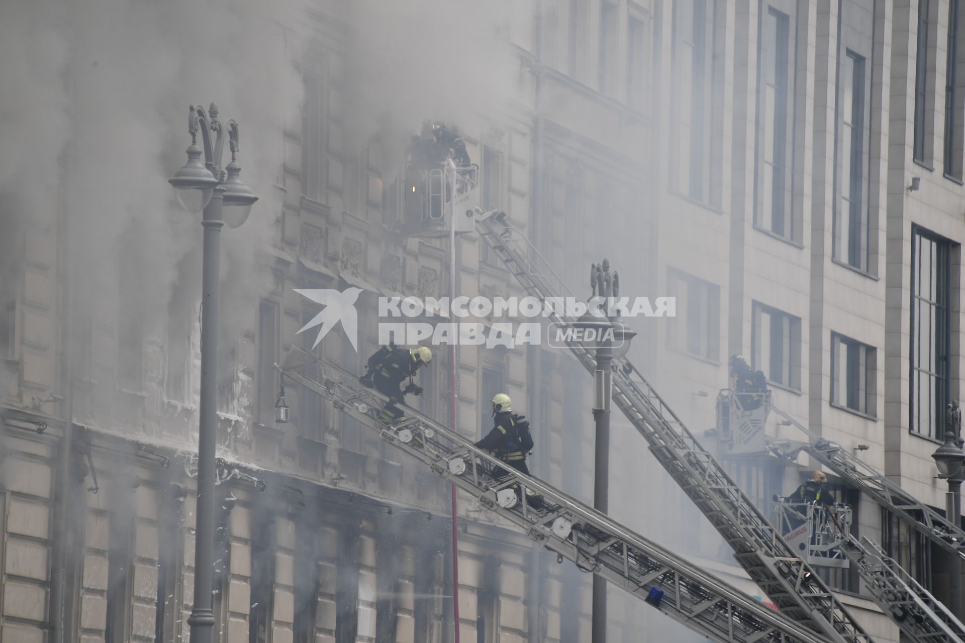 Москва. Пожарные тушат  горящее здание на Тверской улице, находящееся  на реконструкции,