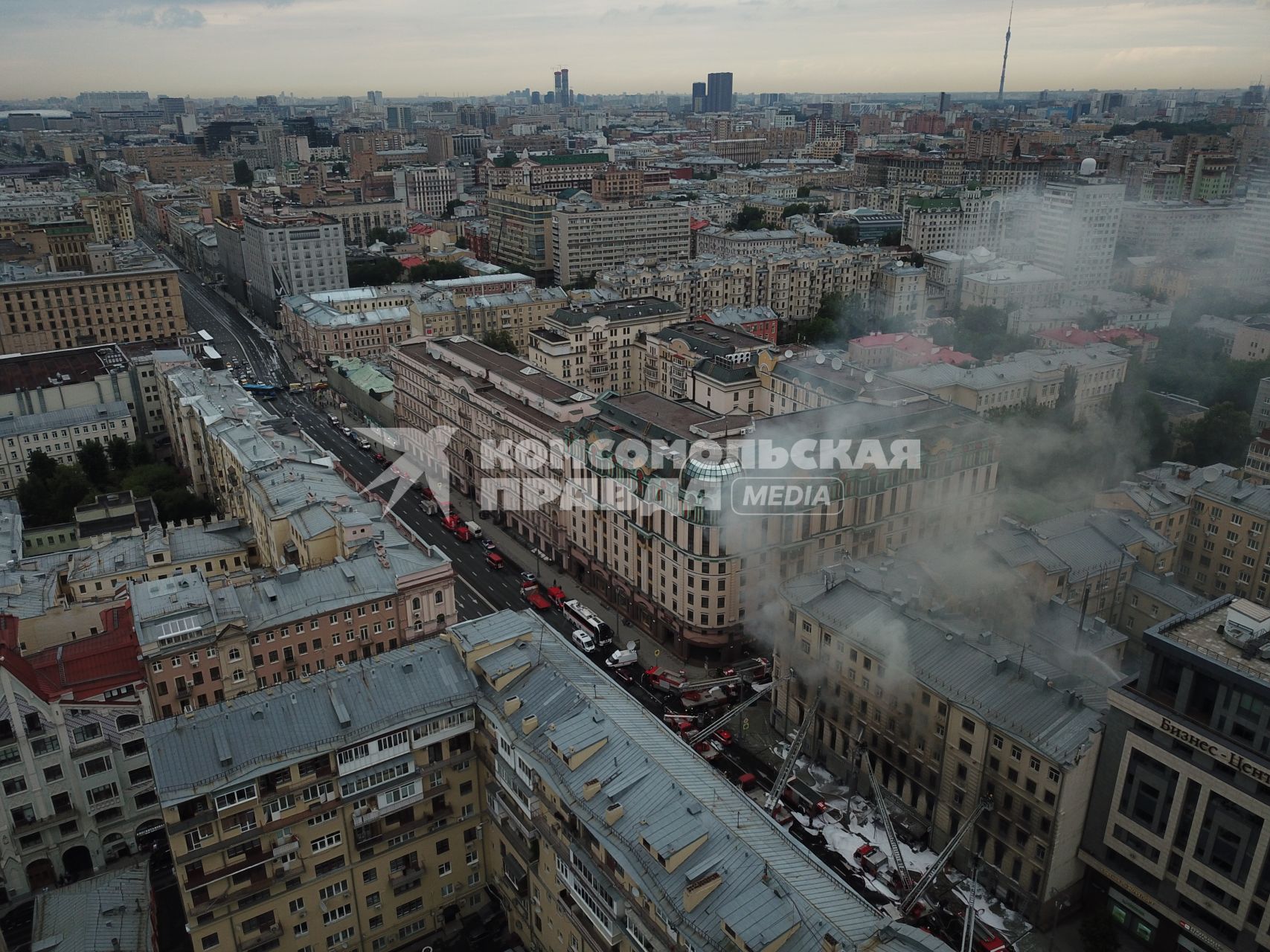 Москва. Вид сверху на горящее здание на Тверской улице, находящееся на реконструкции.