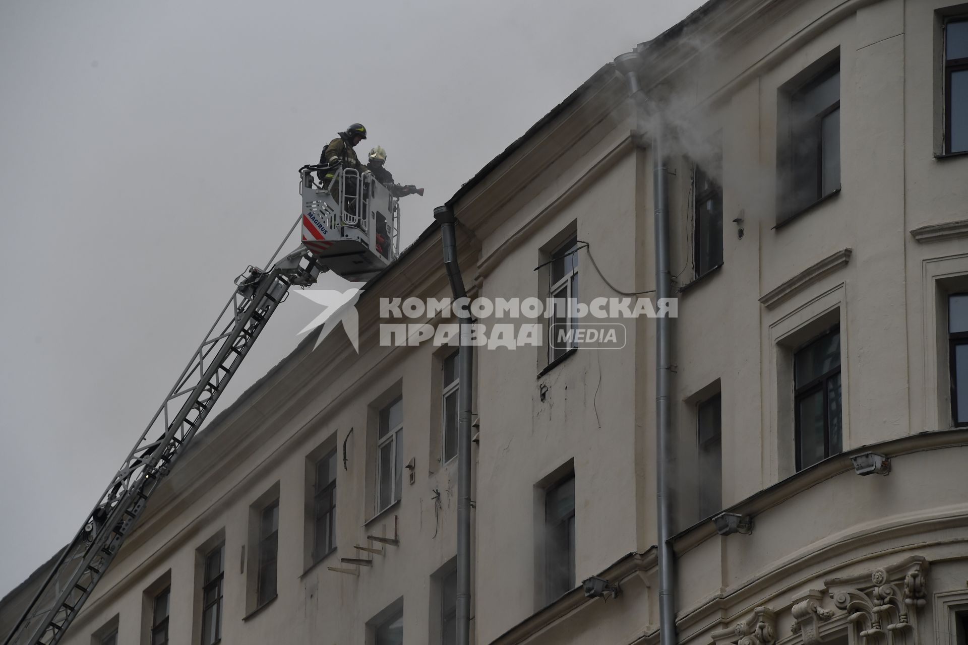 Москва. Пожарные тушат  горящее здание на Тверской улице, находящееся  на реконструкции.