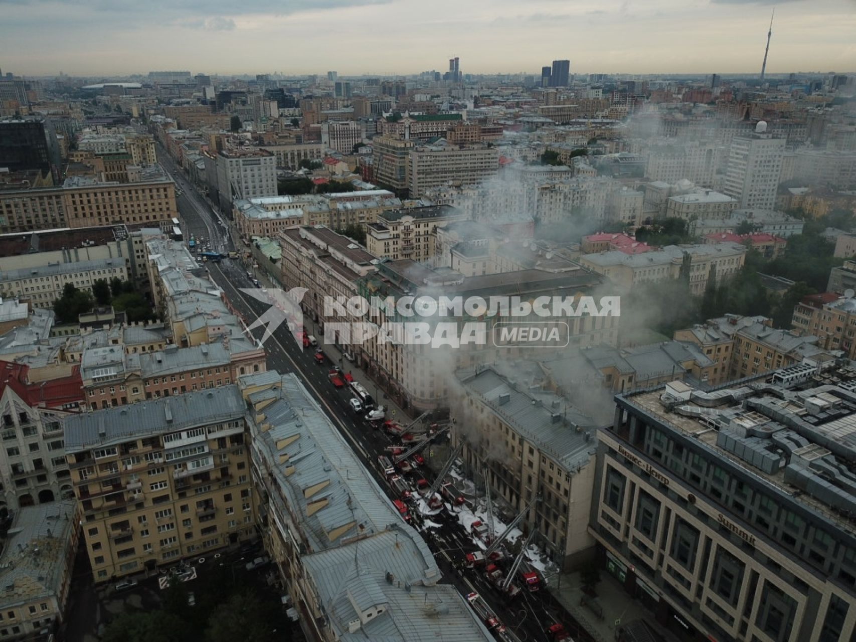 Москва. Вид сверху на горящее здание на Тверской улице, находящееся на реконструкции.