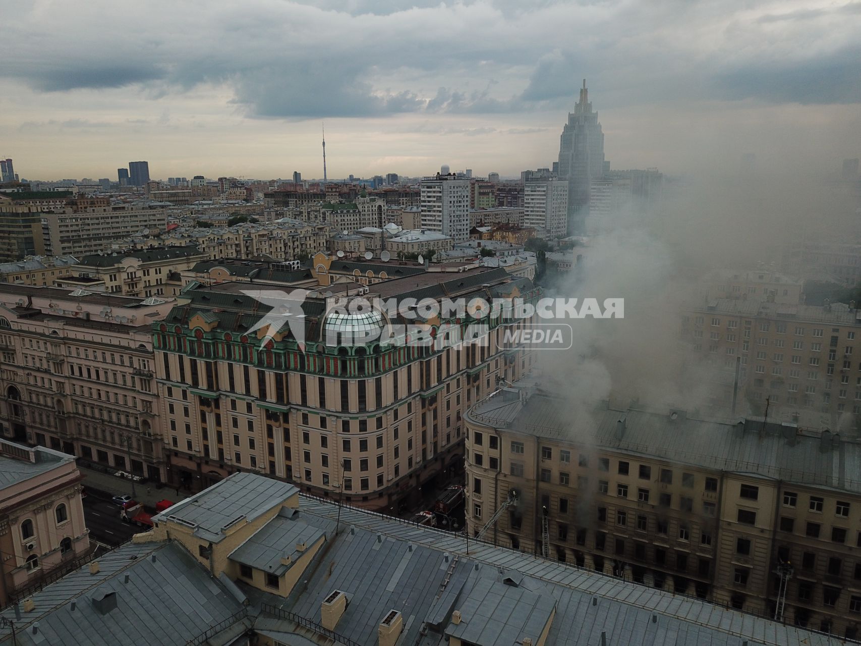 Москва. Вид сверху на горящее здание на Тверской улице, находящееся на реконструкции.